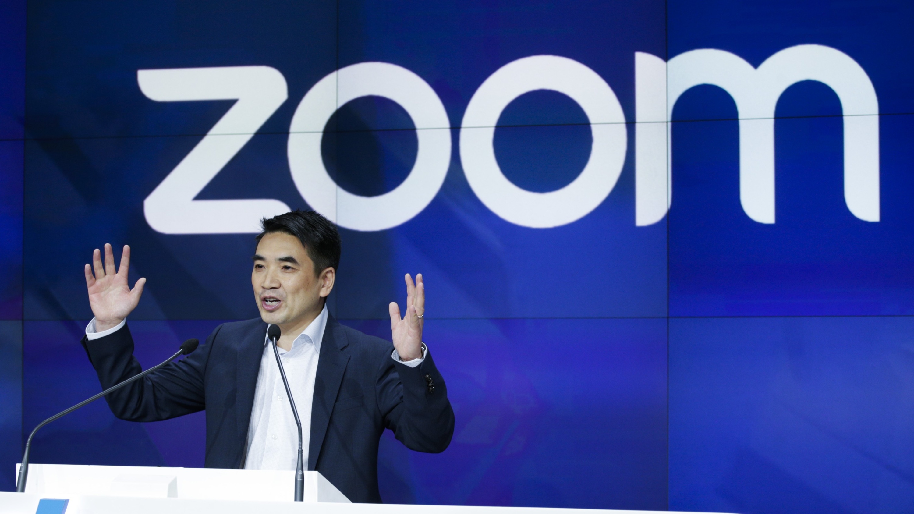 Эрик Юань, основатель Zoom, выступает перед церемонией открытия торгов Nasdaq 18 апреля 2019 года в Нью-Йорке.