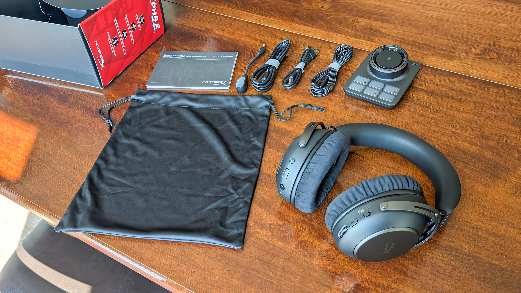 В коробке с HyperX Cloud Alpha 2 Wireless вы найдете гарнитуру, RGB-станцию, кабели, съемный микрофон, инструкцию и чехол.