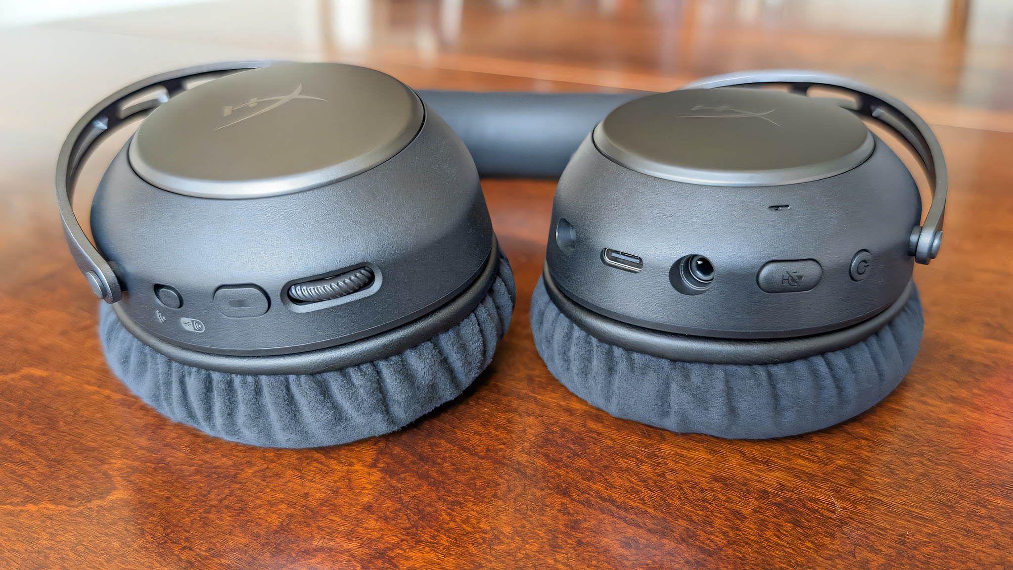 Крупный план кнопок на нижней части беспроводной игровой гарнитуры HyperX Cloud Alpha 2 Wireless.