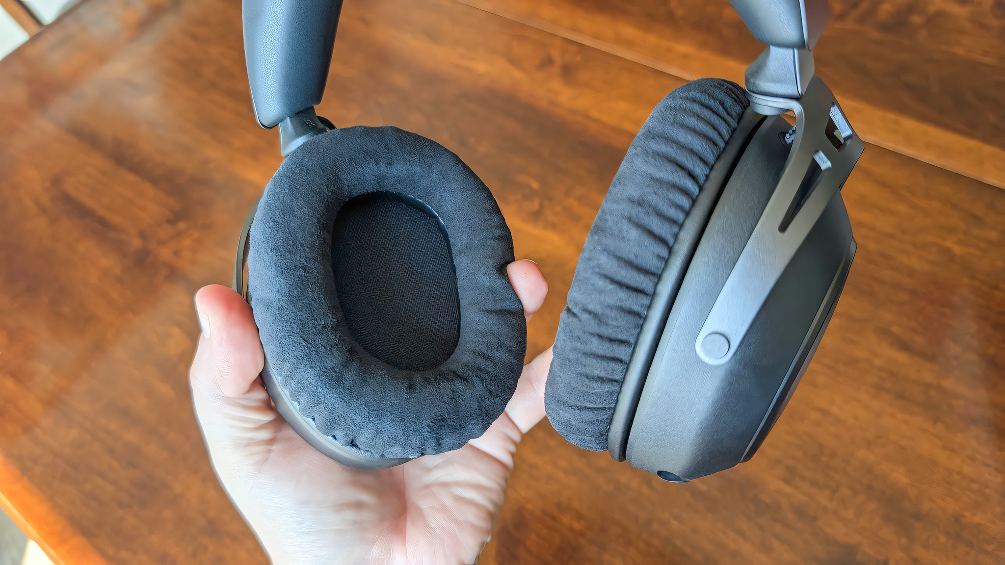 Крупный план левого наушника на беспроводной игровой гарнитуре HyperX Cloud Alpha 2 Wireless.