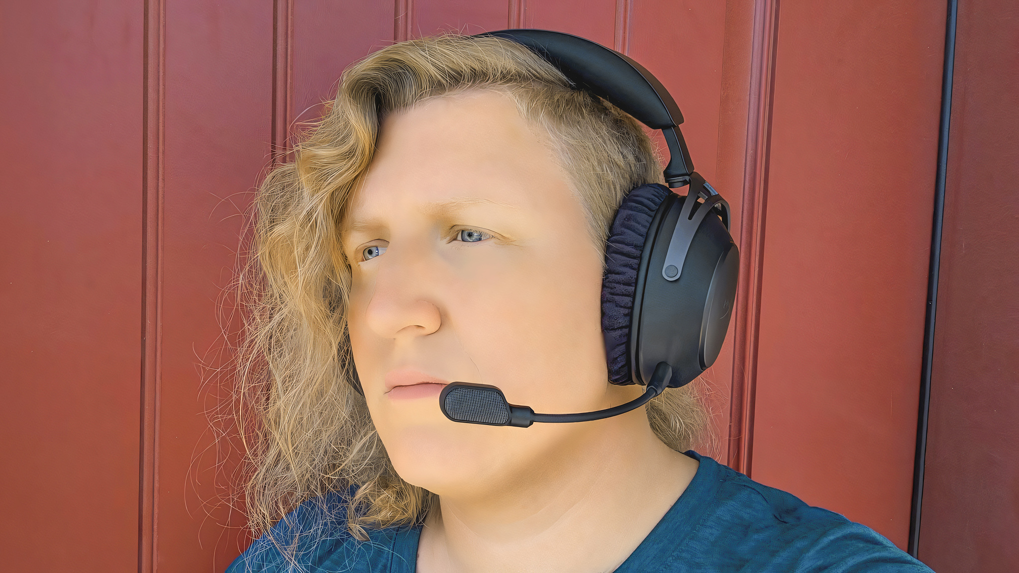 Девушка в беспроводной игровой гарнитуре HyperX Cloud Alpha 2 Wireless.