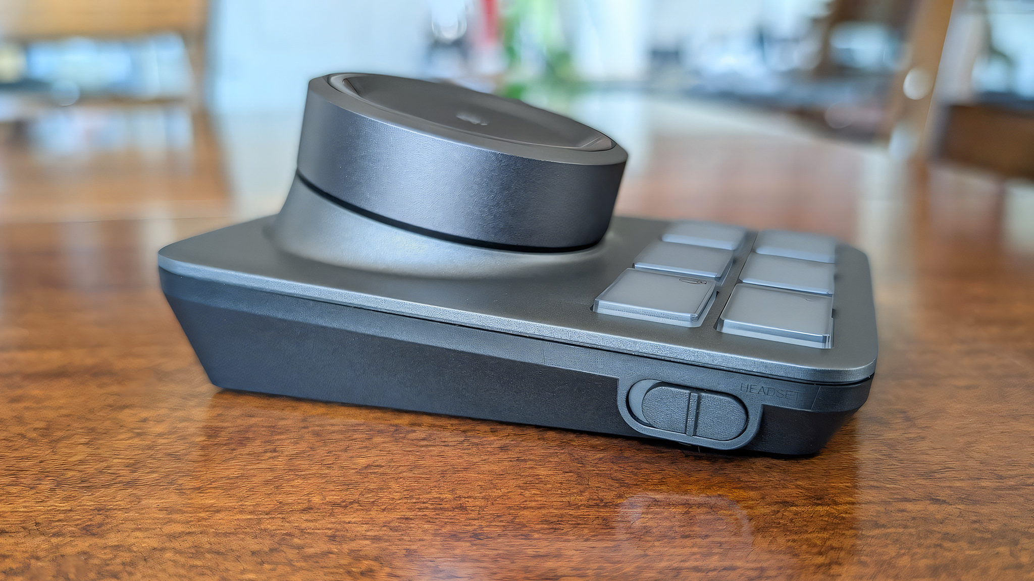 Вид сбоку на RGB Base Station, которая поставляется с беспроводной игровой гарнитурой HyperX Cloud Alpha 2 Wireless.
