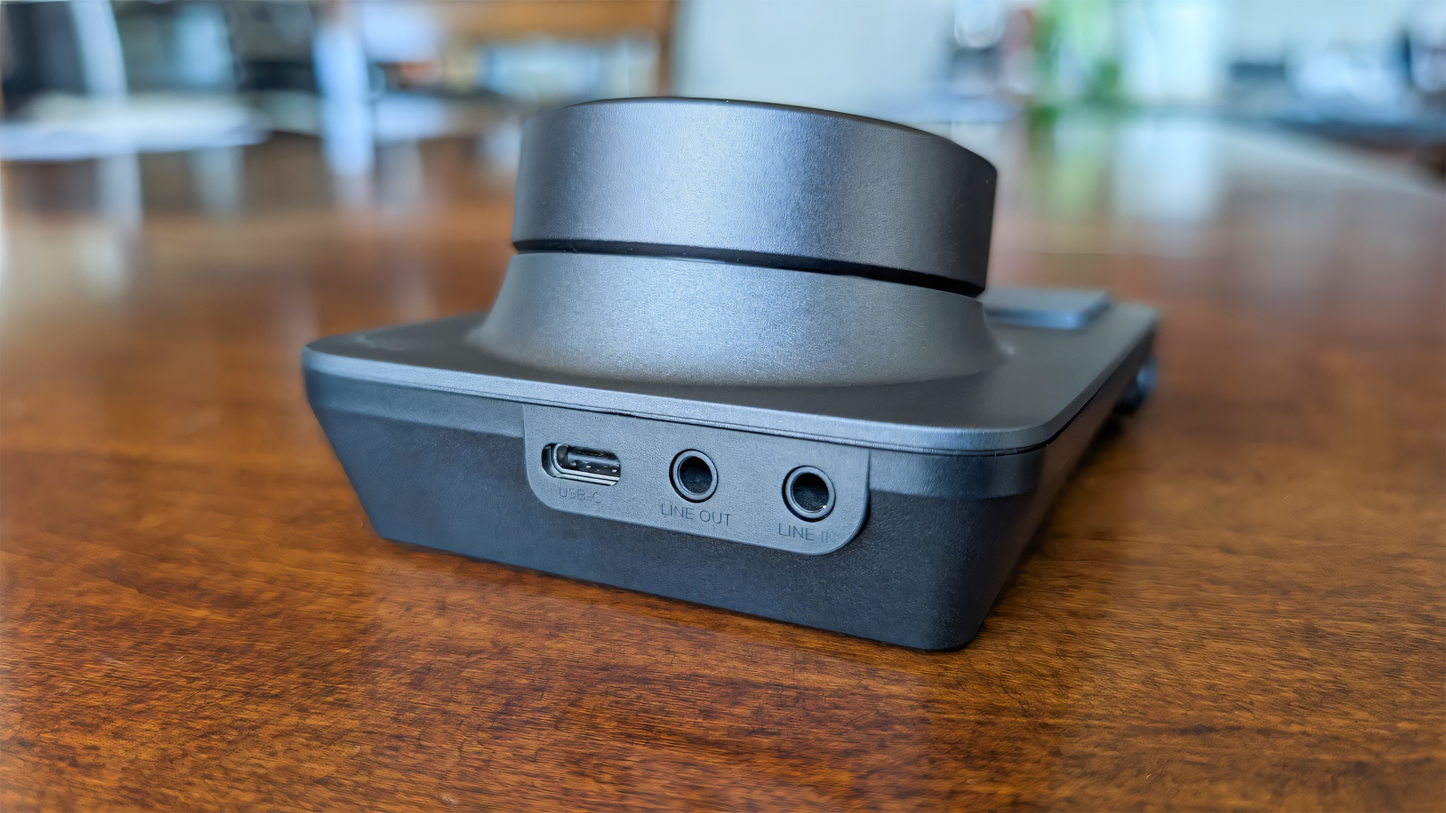 Крупный план задних портов на RGB Base Station, которая поставляется с беспроводной игровой гарнитурой HyperX Cloud Alpha 2 Wireless.