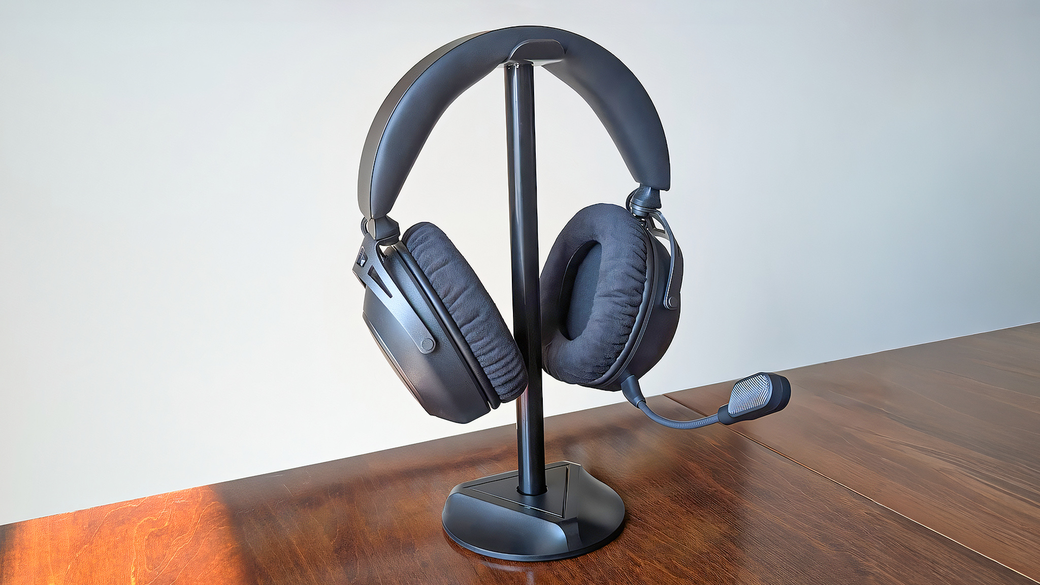 Беспроводная игровая гарнитура HyperX Cloud Alpha 2 Wireless стоит на подставке.