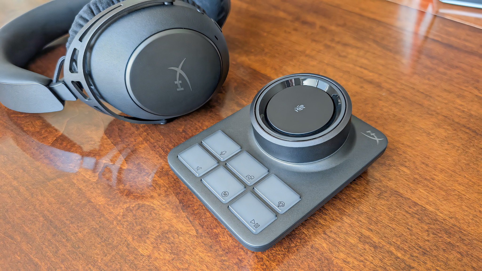 Отключенная RGB Base Station рядом с беспроводной игровой гарнитурой HyperX Cloud Alpha 2 Wireless.
