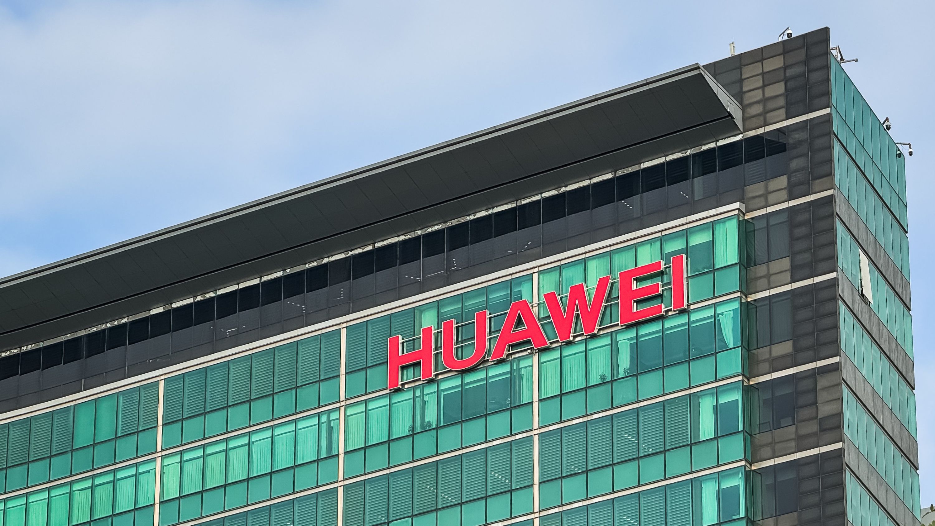 Логотип Huawei на здании штаб-квартиры компании
