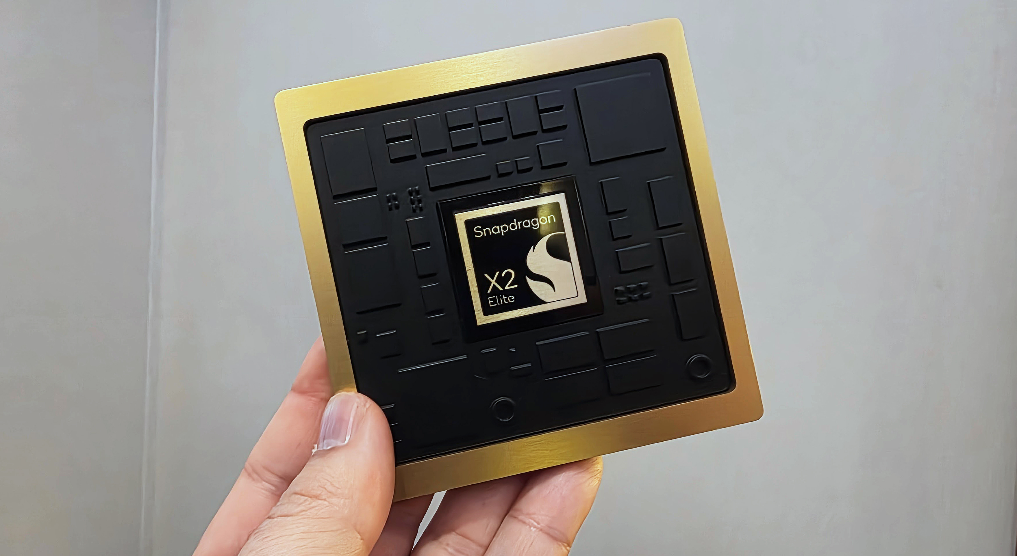Изображения нового процессора Qualcomm Snapdragon X2 Elite Extreme, бенчмарки из эталонных ноутбуков и фотографии с анонса на Snapdragon Summit (2025).