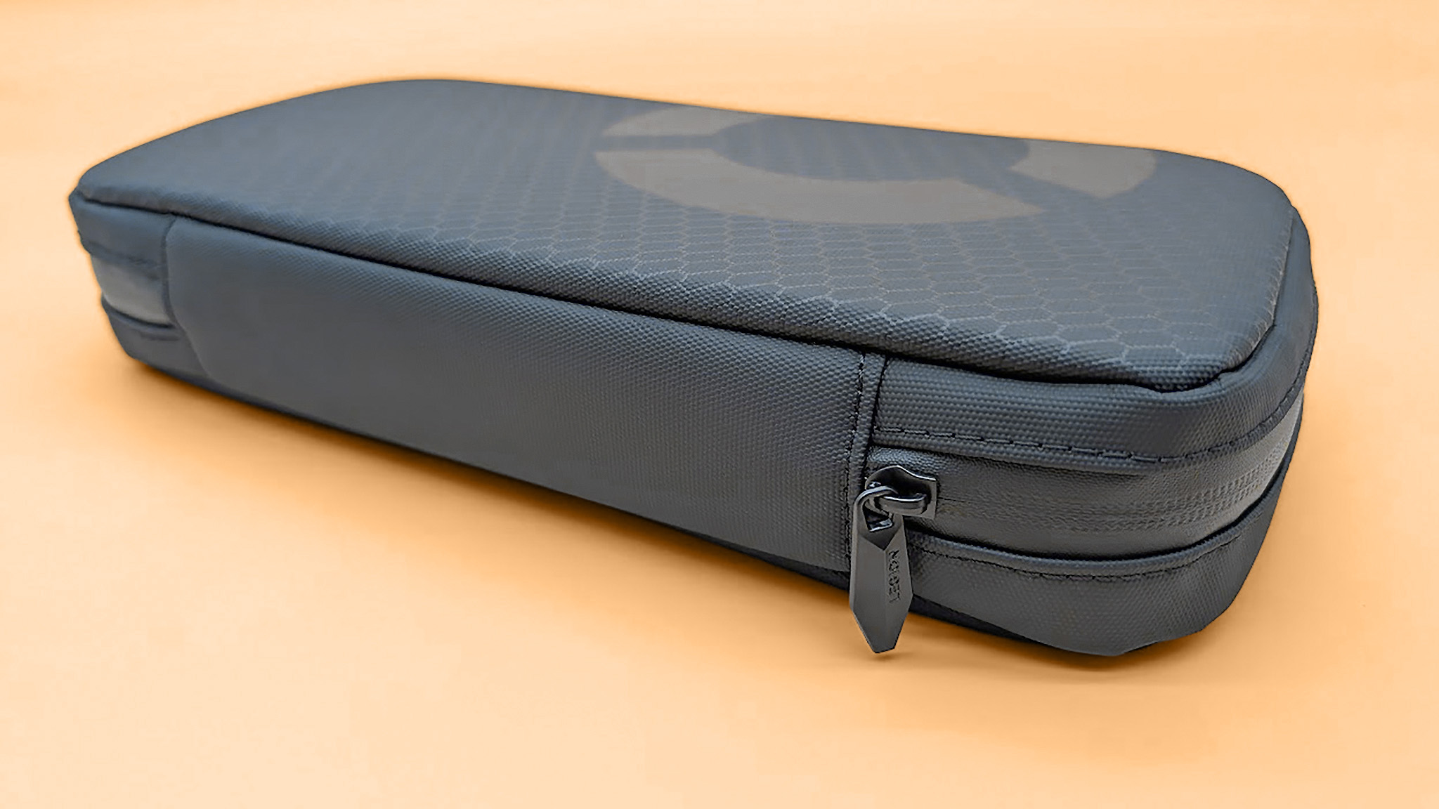 Чехол Lenovo Legion Go 2, застегнутый на молнию.