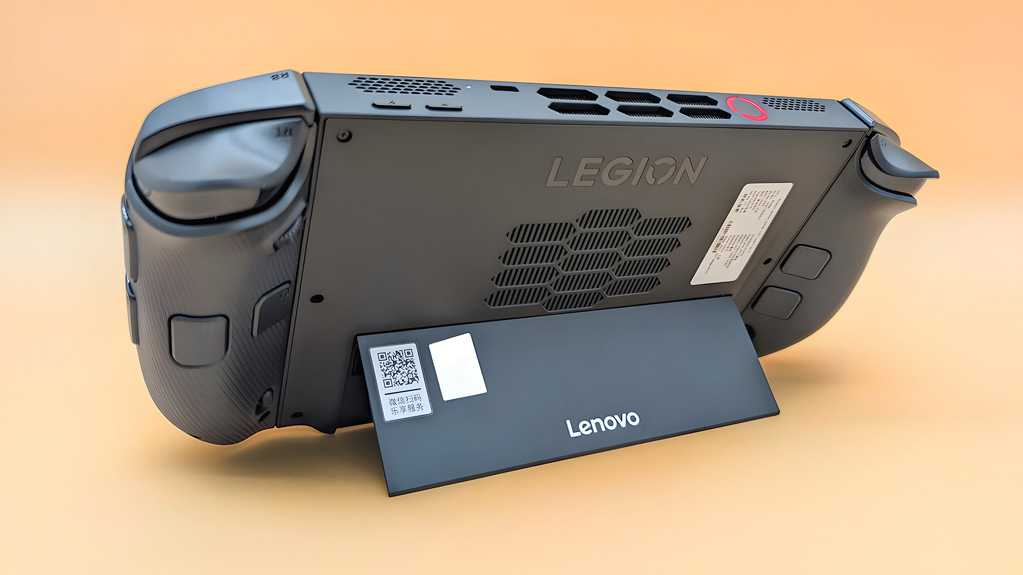 Lenovo Legion Go 2, обращенный в противоположную сторону и подпертый подставкой.