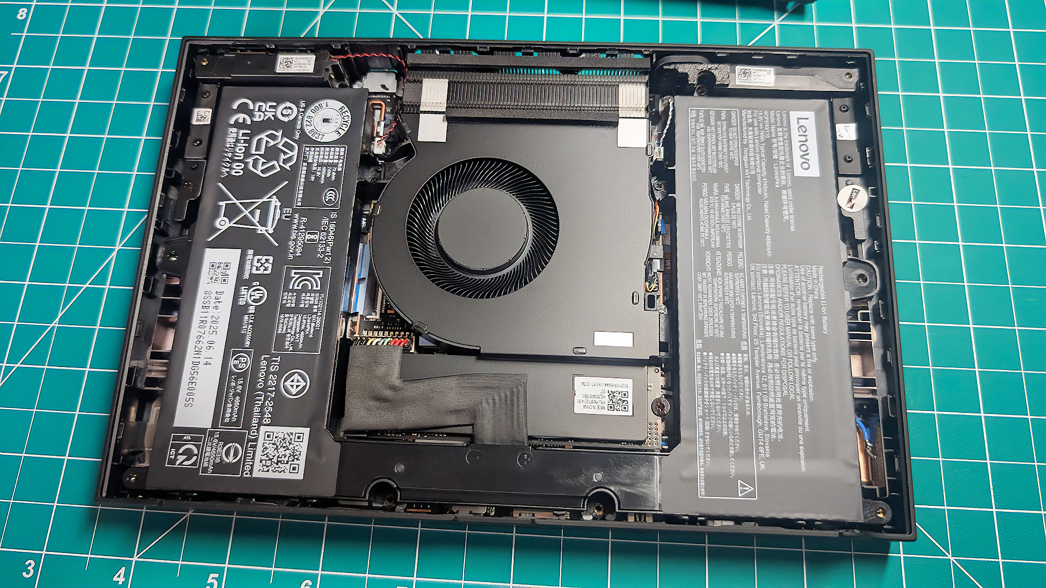 Lenovo Legion Go 2 открыт с видимым вентилятором, аккумулятором и SSD.