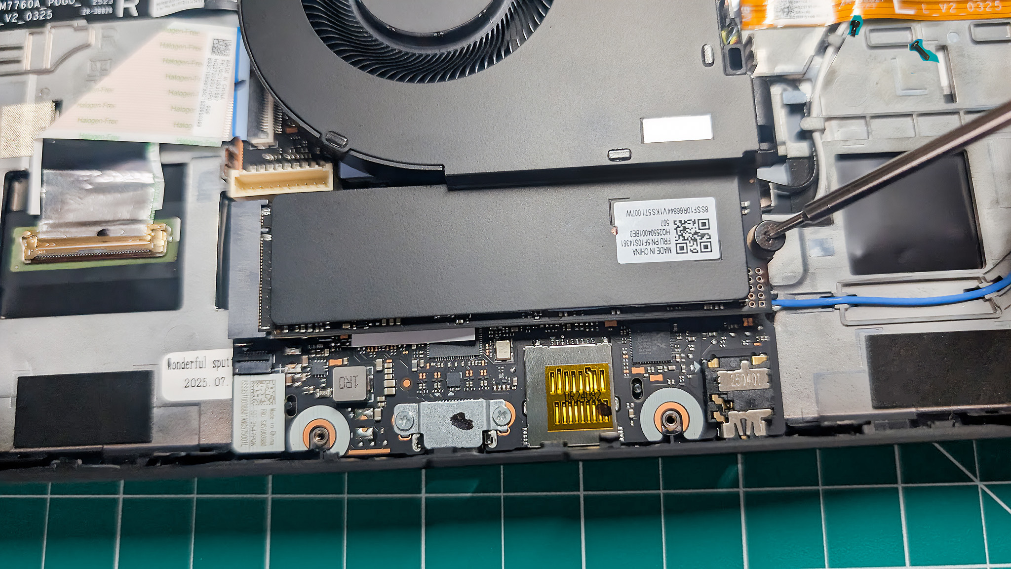 Крупный план SSD Lenovo Legion Go 2 с металлической пластиной, идущей над ним от вентилятора.
