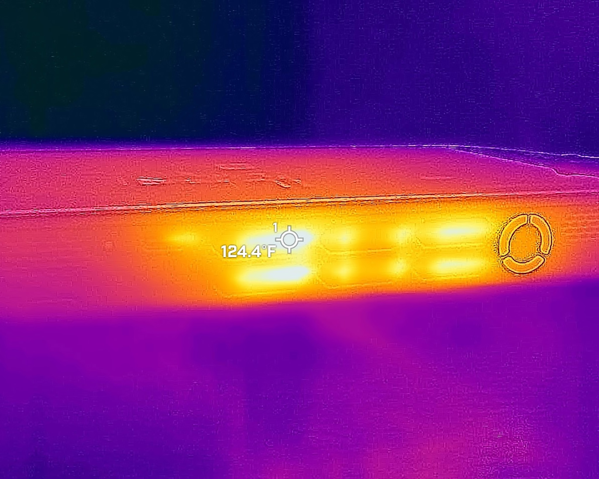 Тепловое изображение вентиляционных отверстий Lenovo Legion Go 2, показывающее 124.4 градусов F.