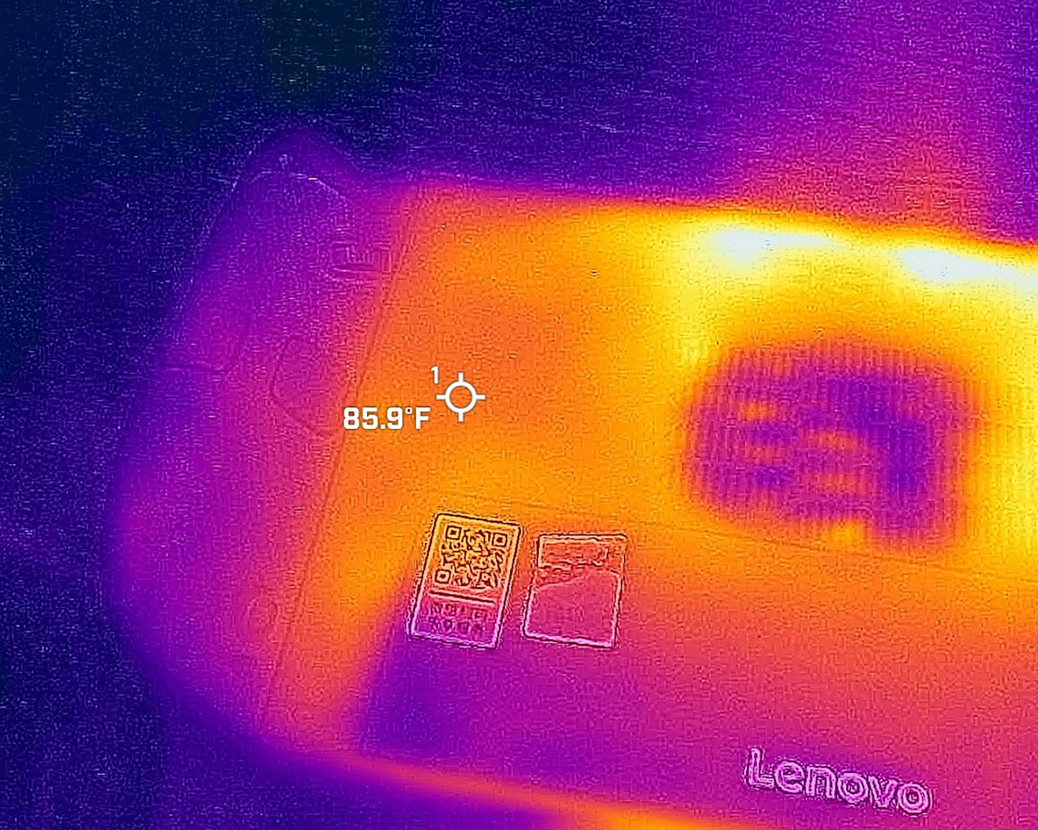 Тепловое изображение правой области захвата Lenovo Legion Go 2, показывающее, что она составляет 85.9 градусов F.