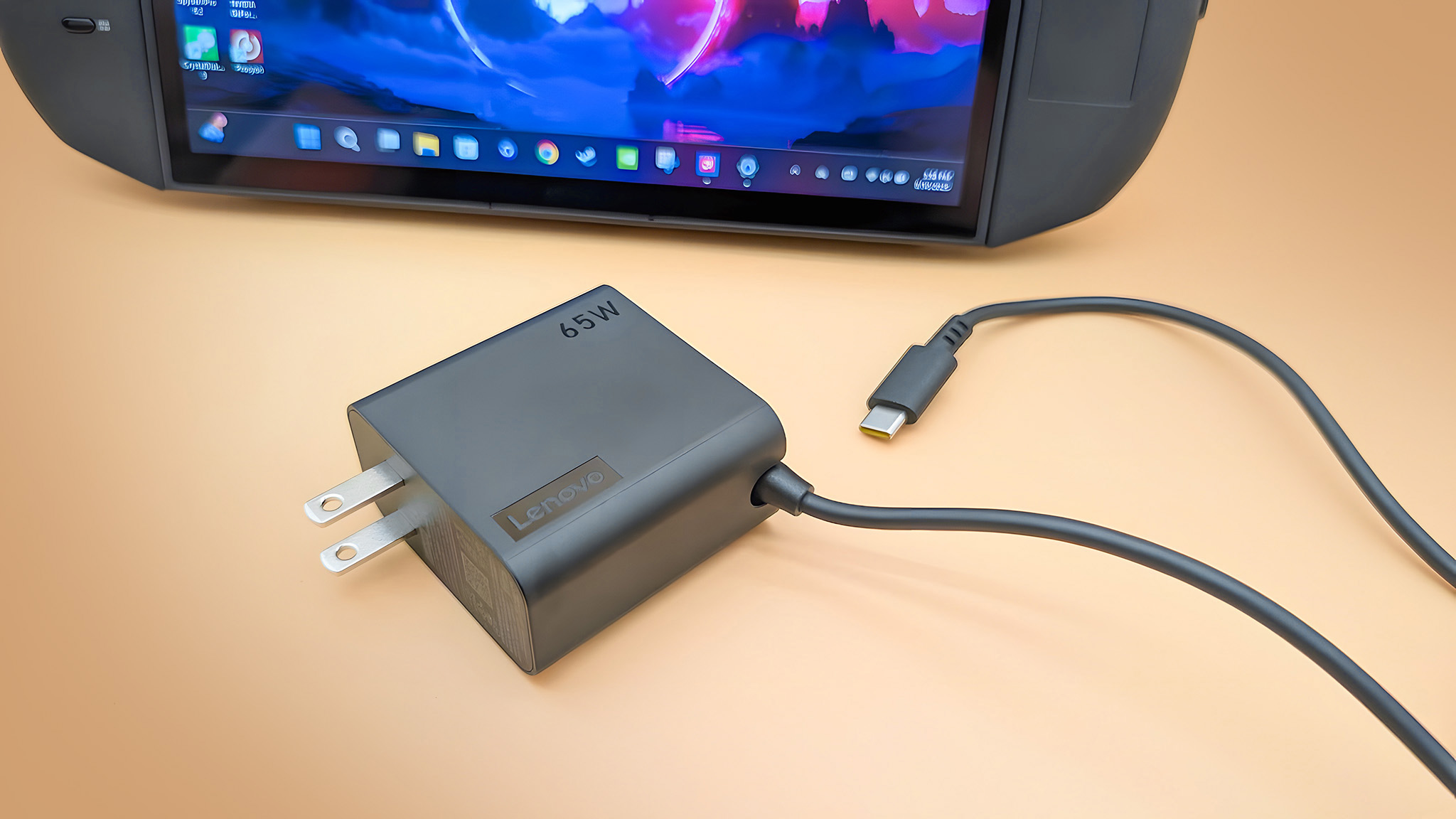 Крупный план адаптера питания USB-C 65 Вт Lenovo Legion Go 2.
