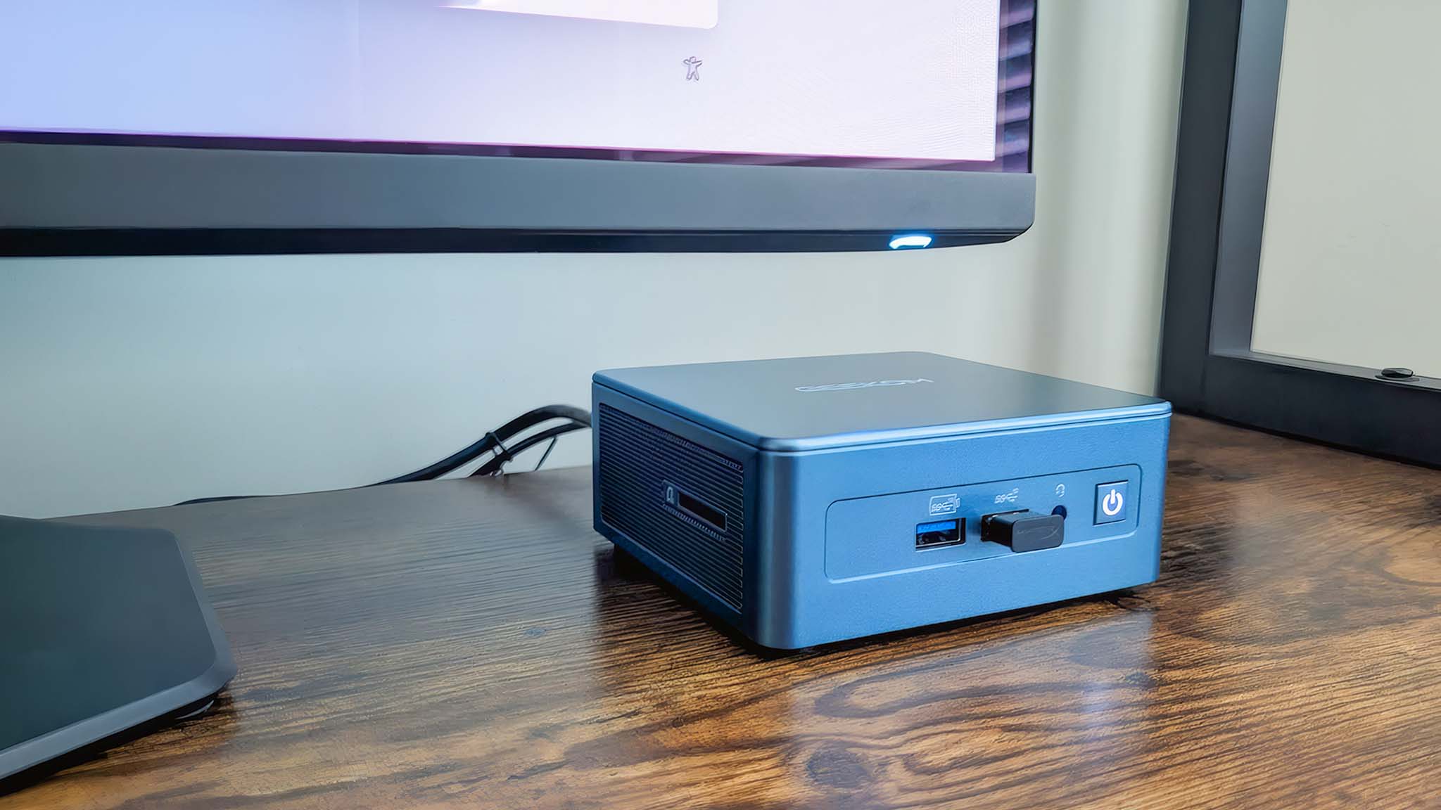 Geekom Mini IT13 на столе