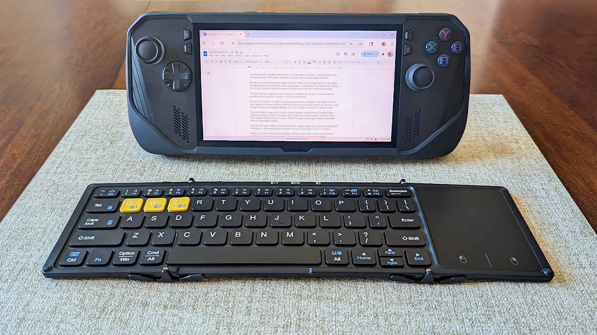 Складная Bluetooth-клавиатура Artciety используется для набора текста в Google Doc на ROG Ally X
