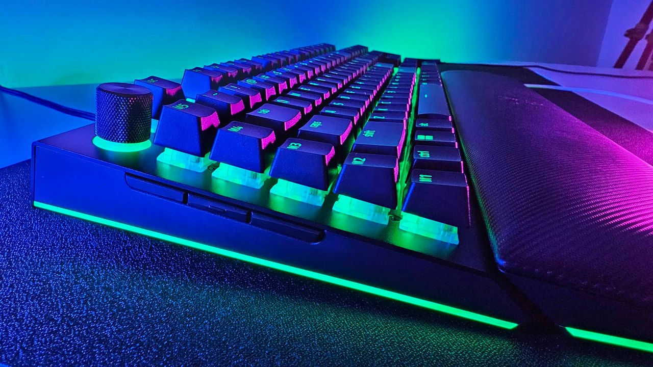 Превратите свой стол в RGB-вселенную: Razer BlackWidow V4 Pro по суперцене!