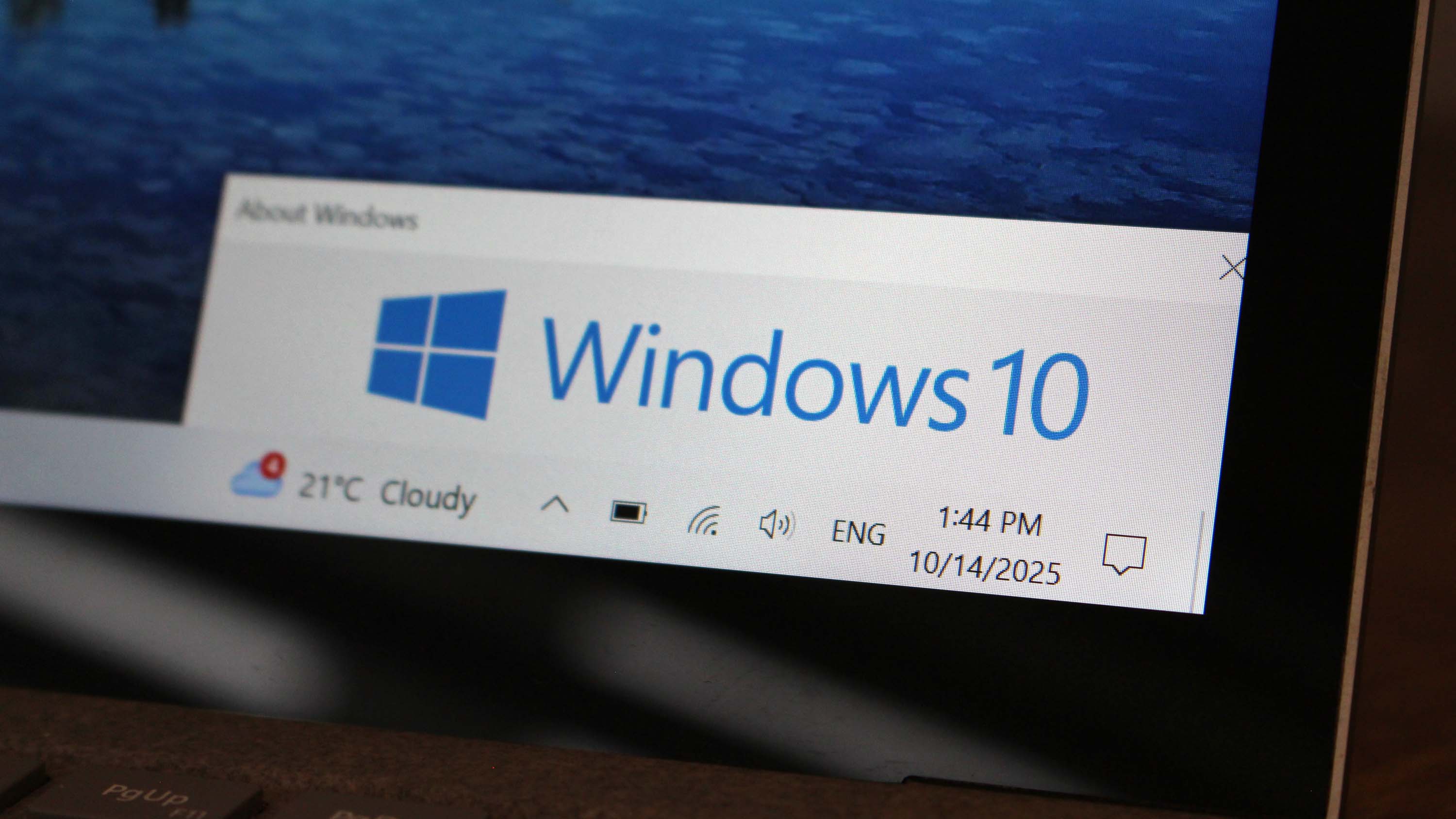 Ноутбук с Windows 10 и элементами рабочего стола на экране