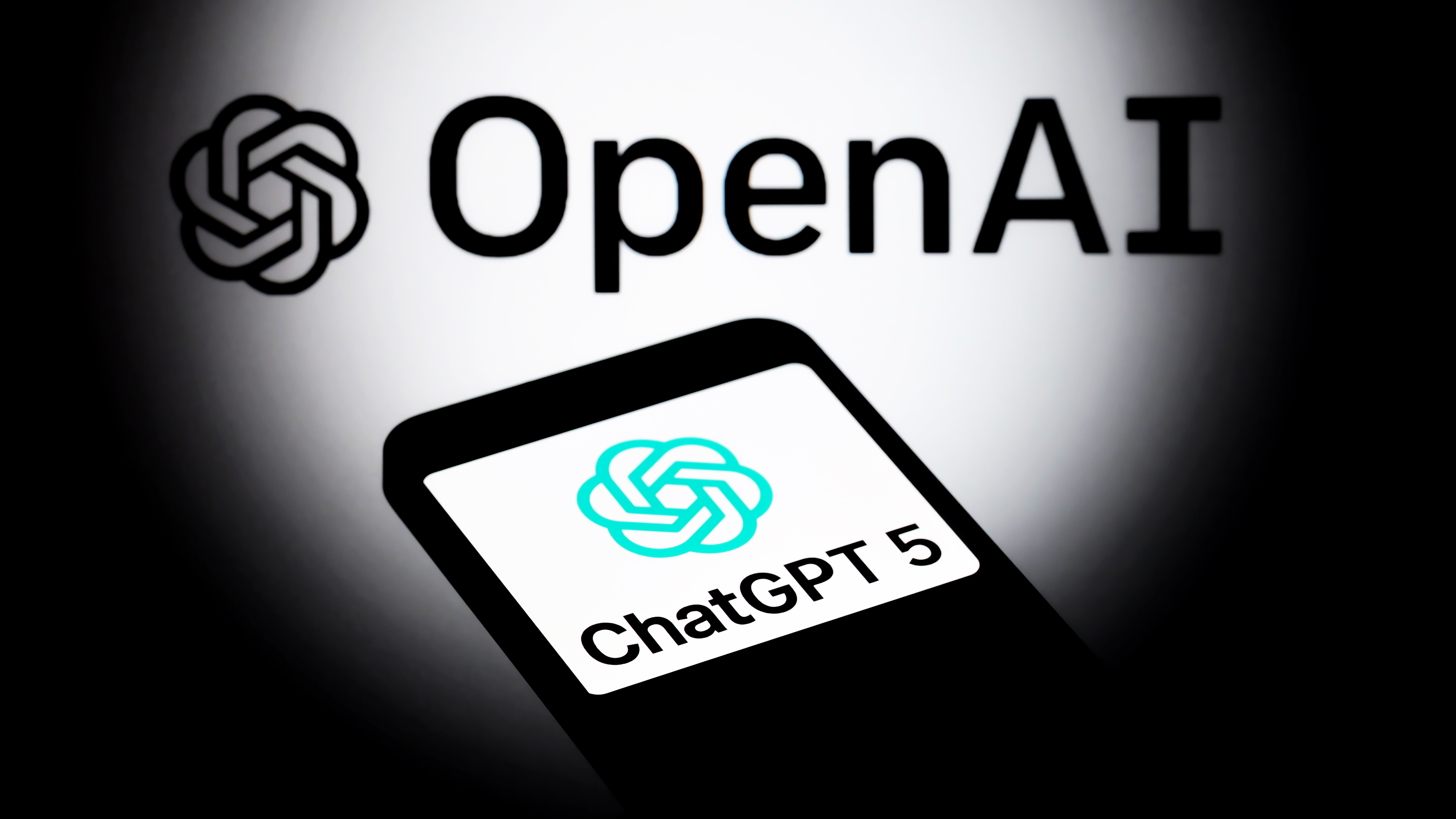 Логотип ChatGPT 5 на экране смартфона. OpenAI представила GPT-5, свою новейшую и самую продвинутую модель ИИ, в Брюсселе, Бельгия, 7 августа 2025 года. (Фото Jonathan Raa/NurPhoto через Getty Images)
