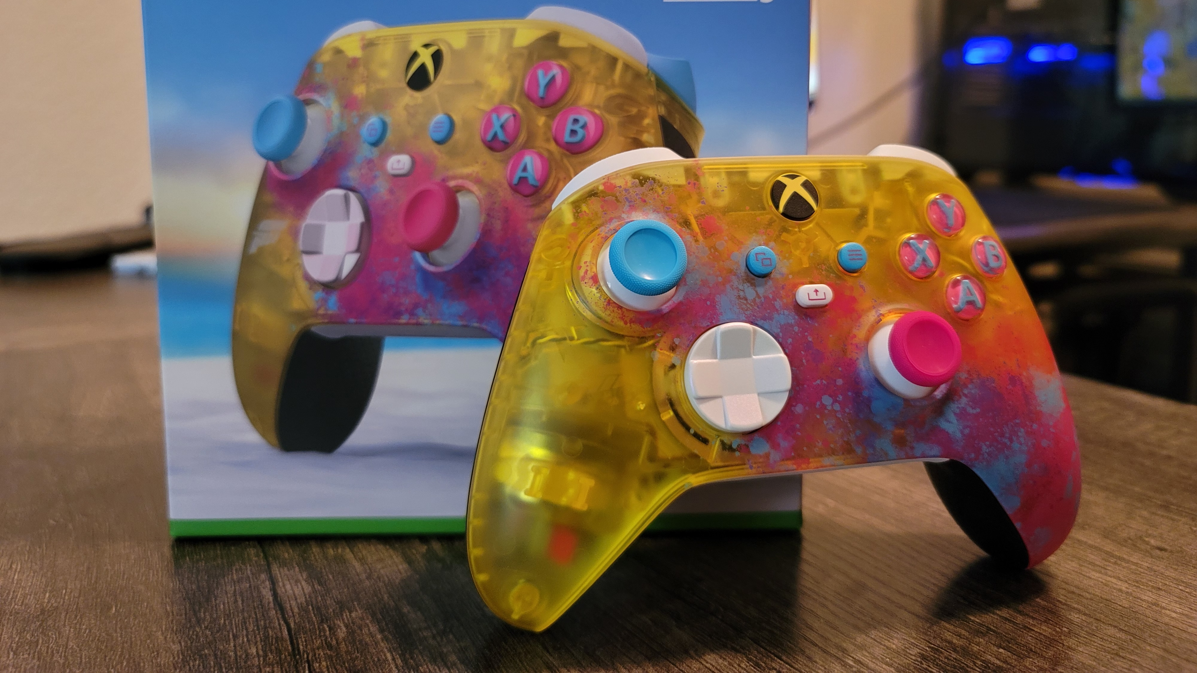 Изображение лимитированного беспроводного контроллера Xbox Forza Horizon 5 и розничной упаковки.