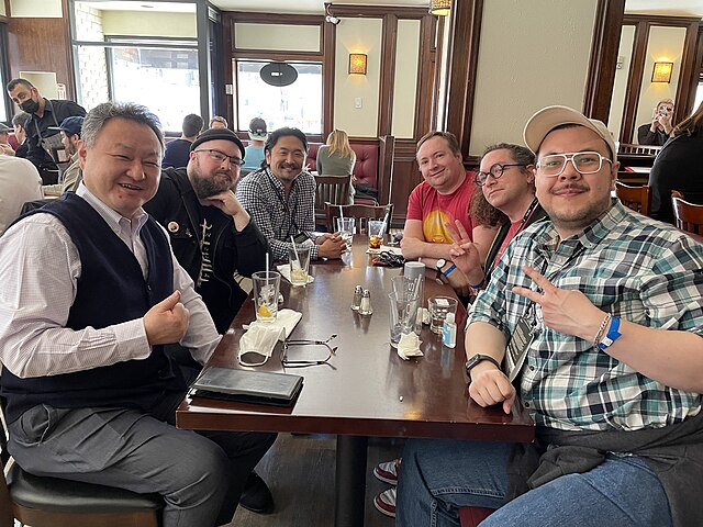 Сюхэй Ёсида обедает на конференции разработчиков игр 2022 года.