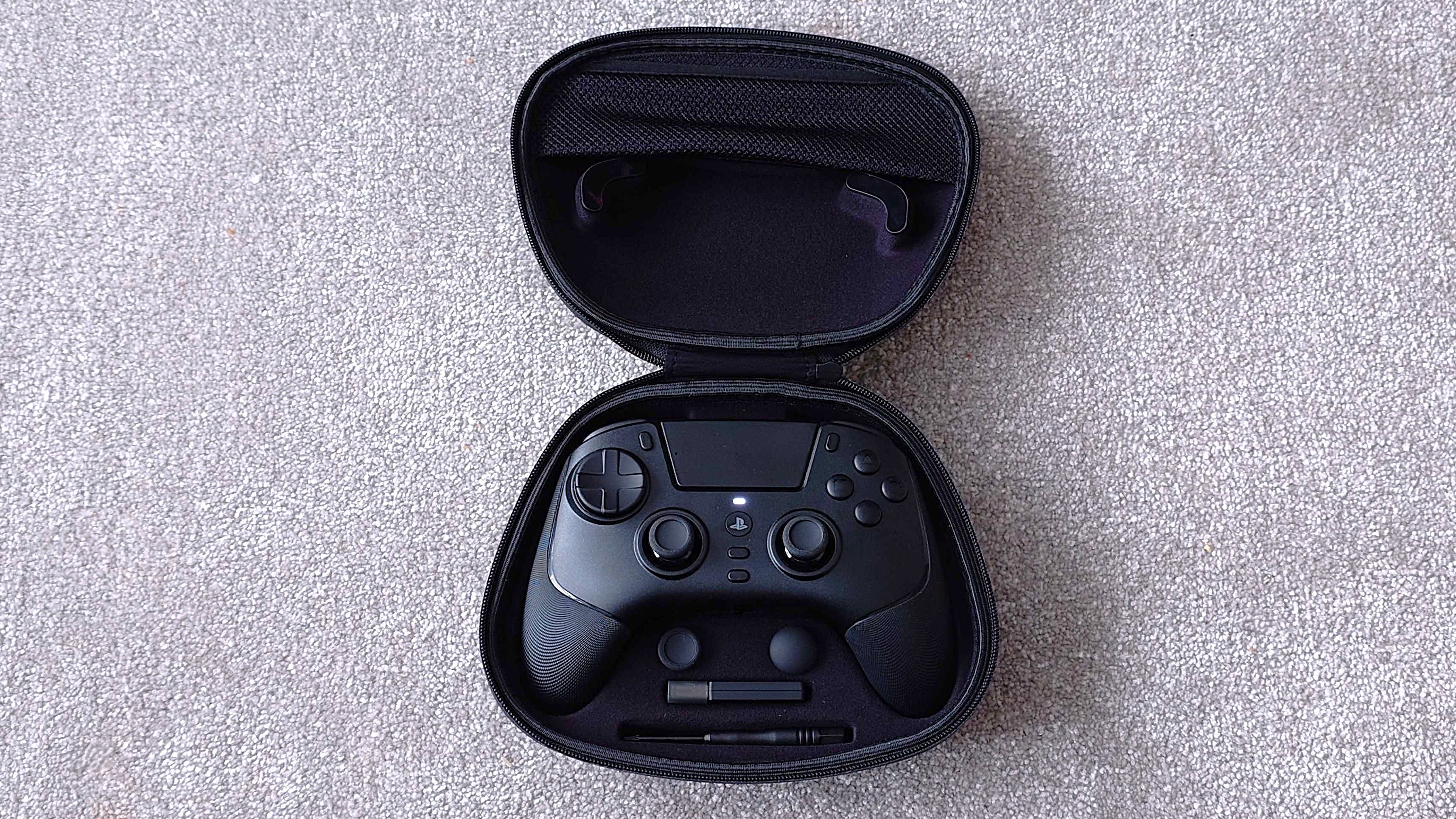 Контроллер Razer Raiju V3 Pro в кейсе с дополнительными аксессуарами.