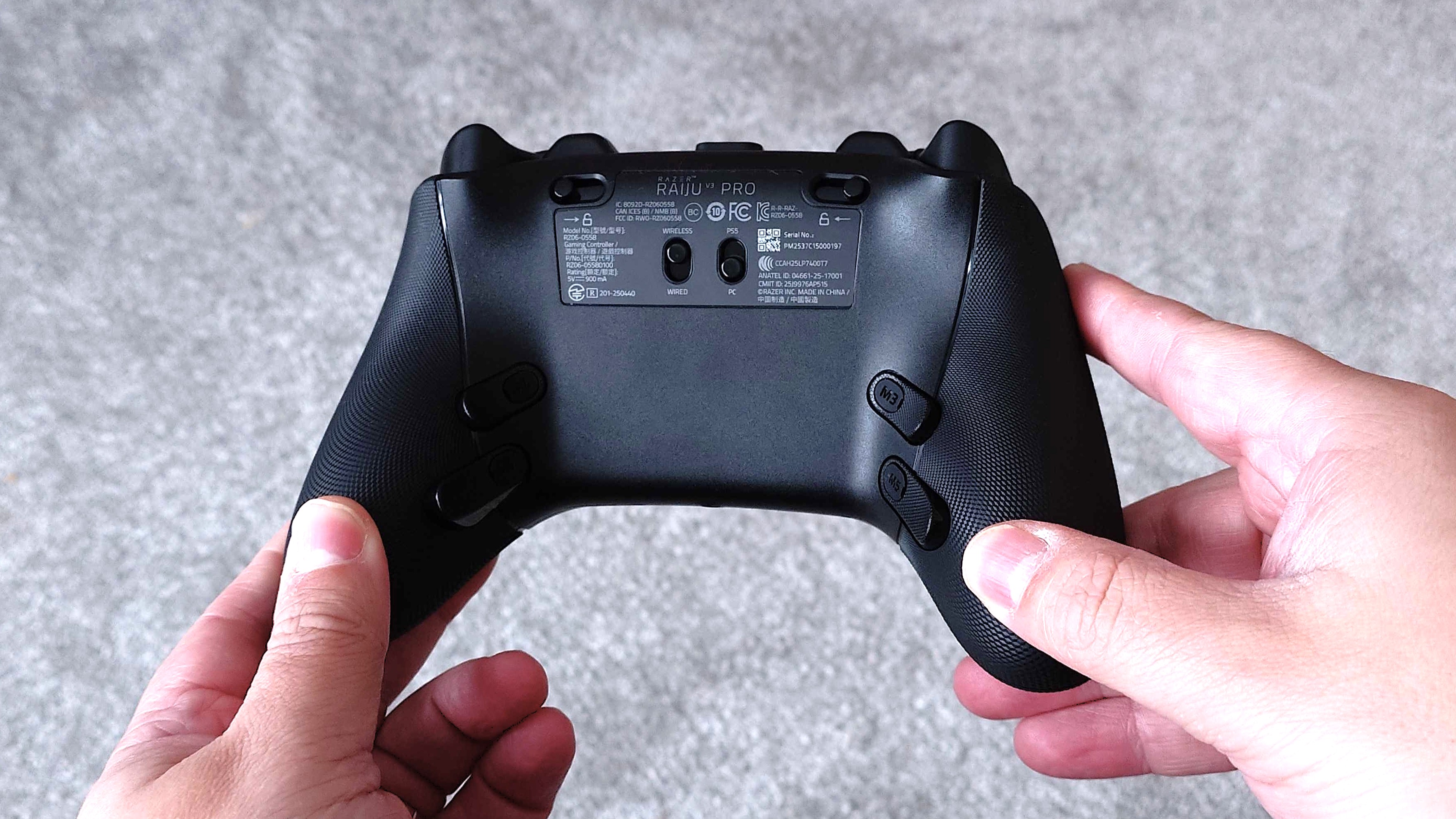 Задняя часть контроллера Razer Raiju V3 Pro