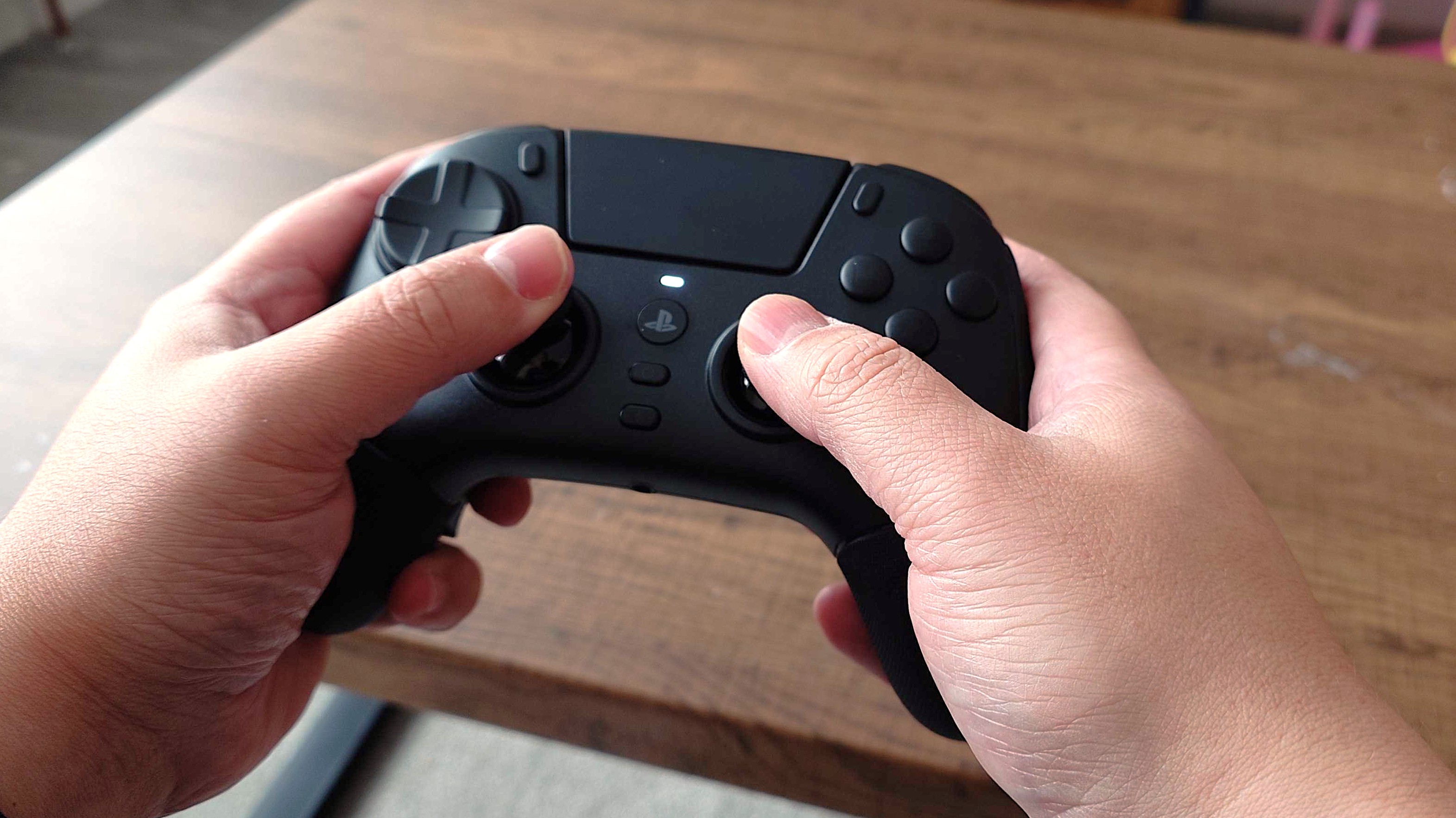 Razer Raiju V3 Pro в руке