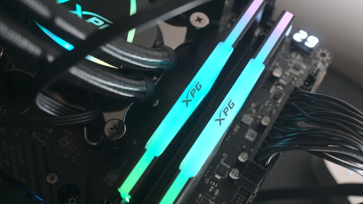 XPG RGB RAM, установленная на материнской плате