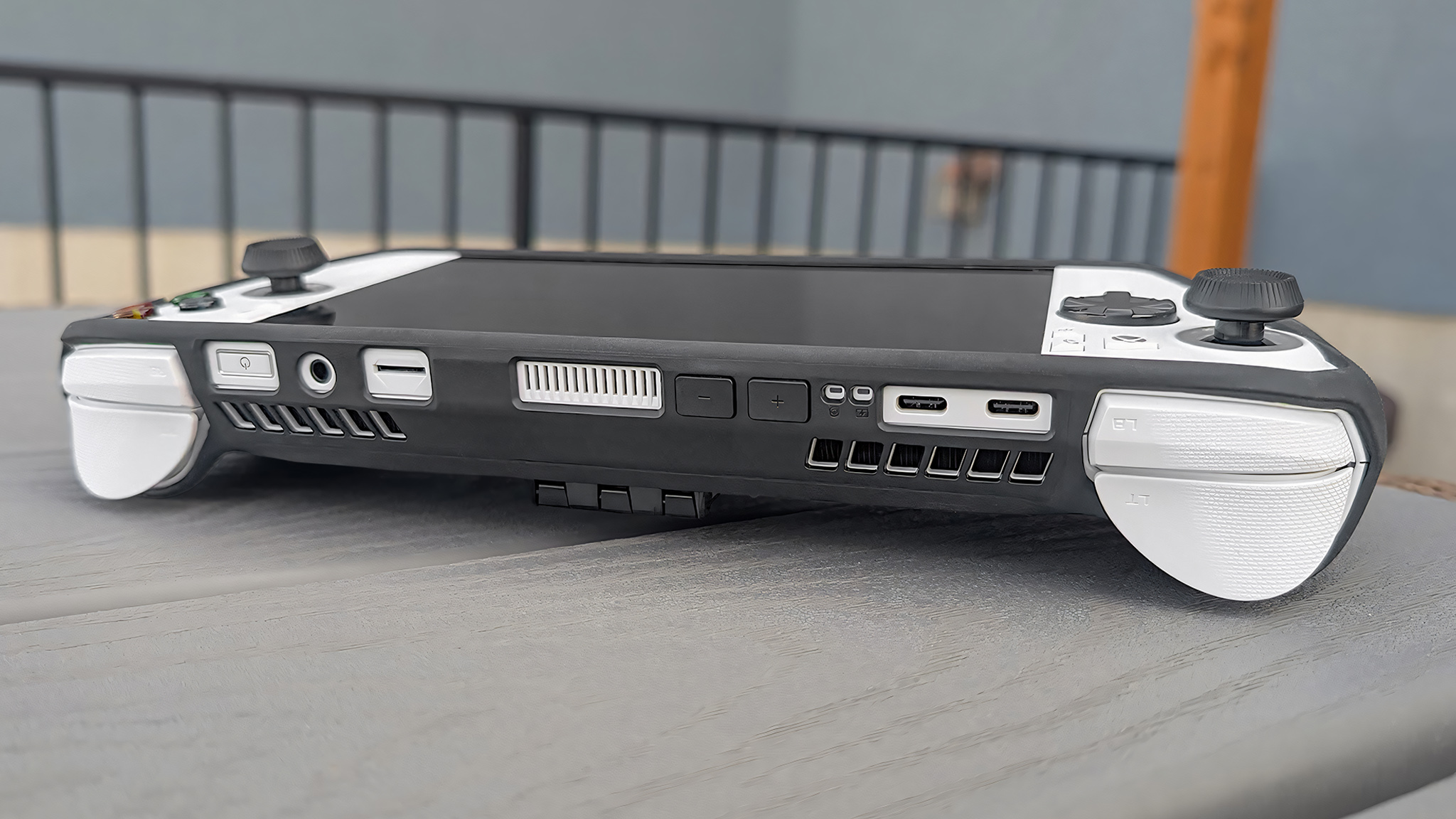 Вид сверху Xbox Ally X с установленным dBrand Killswitch.