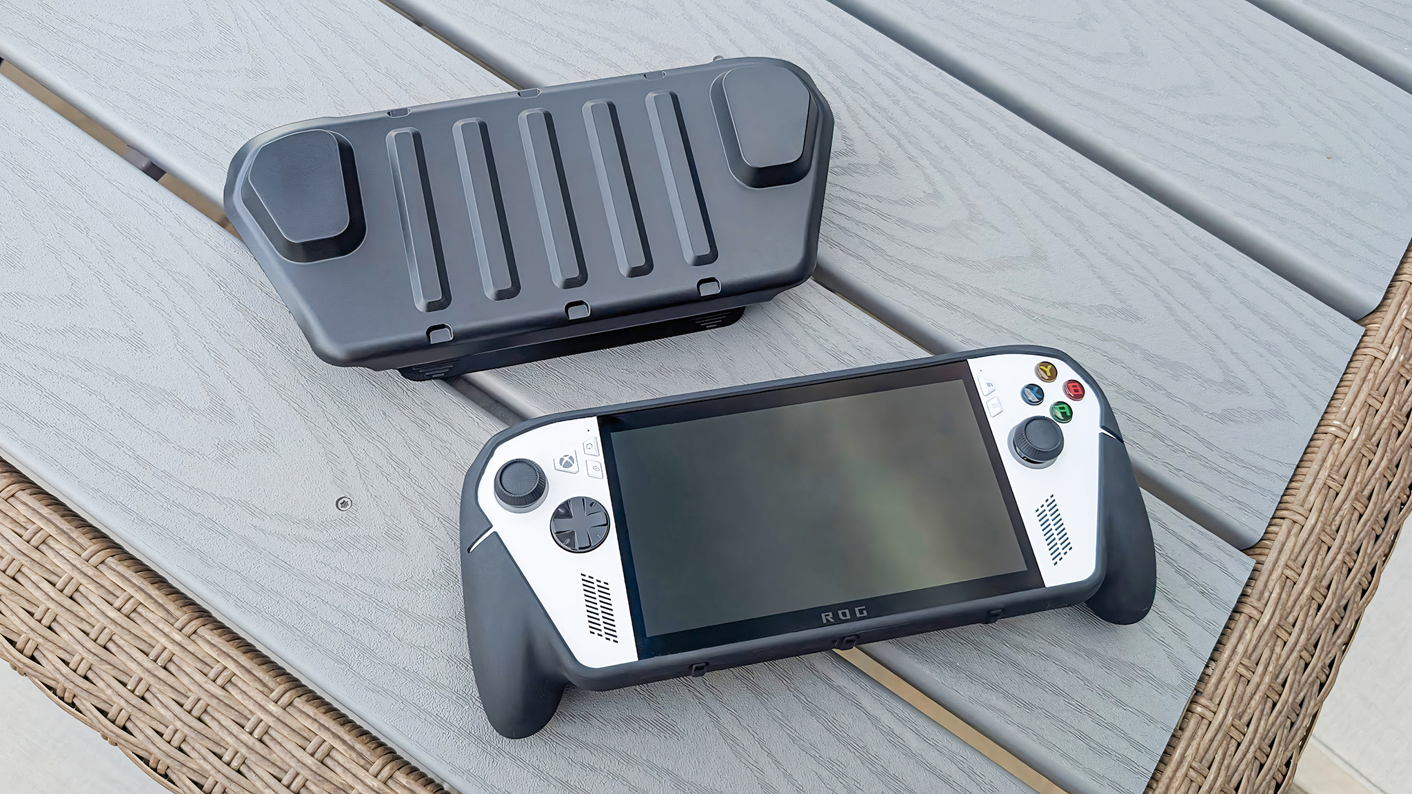 dBrand Killswitch установлен на Xbox Ally, но с пластиковой крышкой экрана, лежащей над ним.