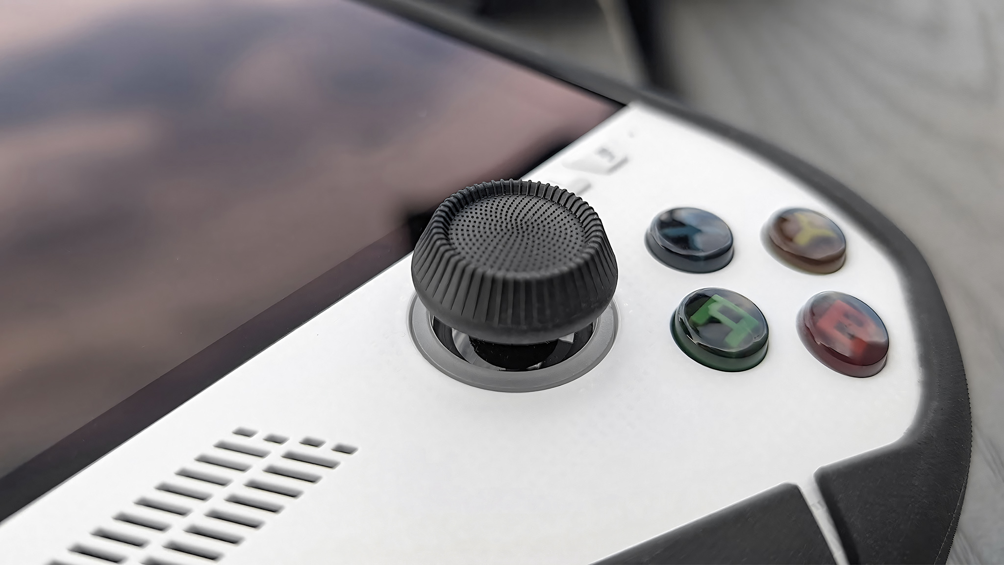 Крупный план накладки на стик, которая идет в комплекте с dBrand Killswitch.