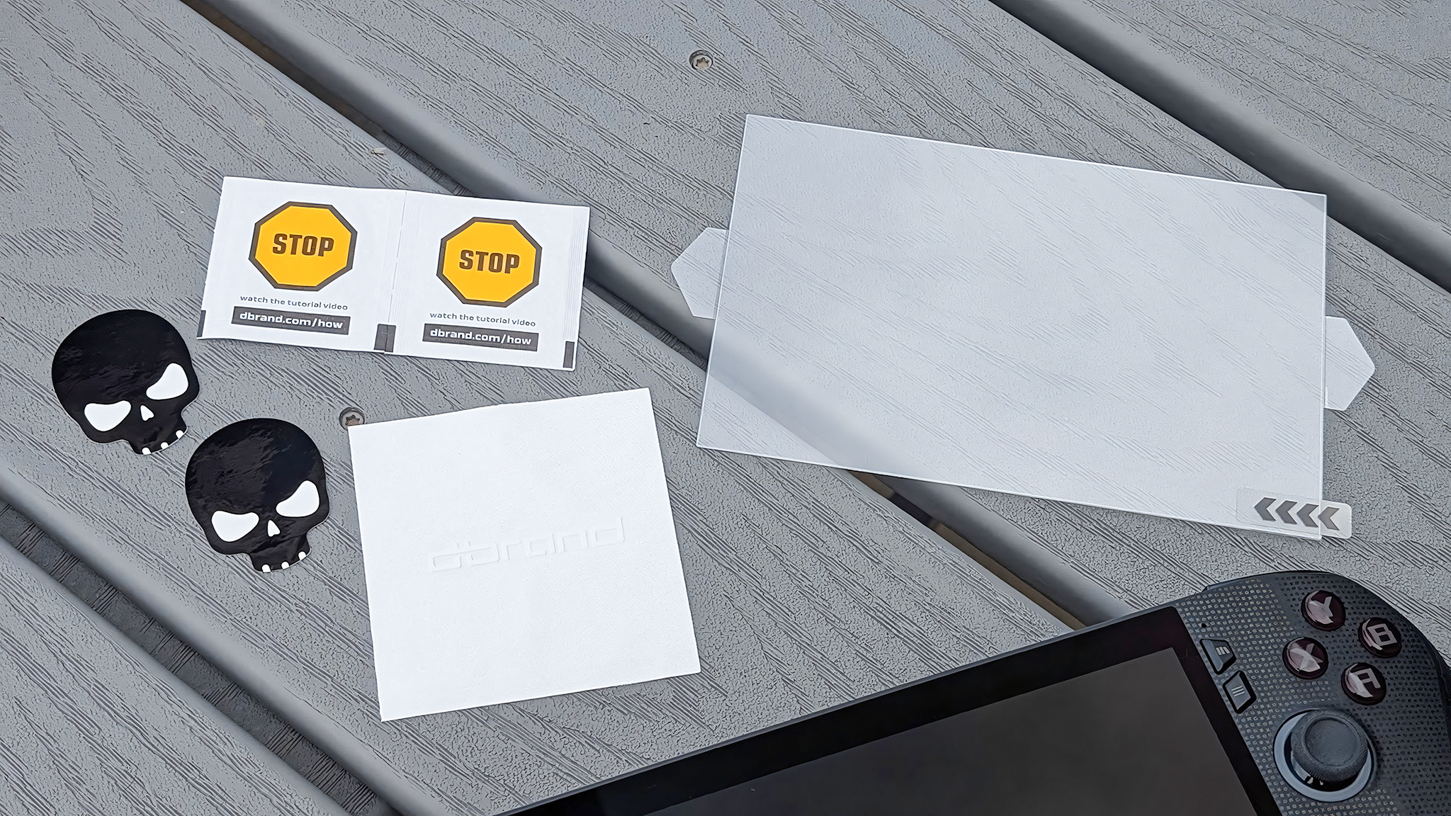 Наклейки, салфетка из микрофибры, влажные салфетки и защитная пленка для экрана, которые идут в комплекте с Killswitch.