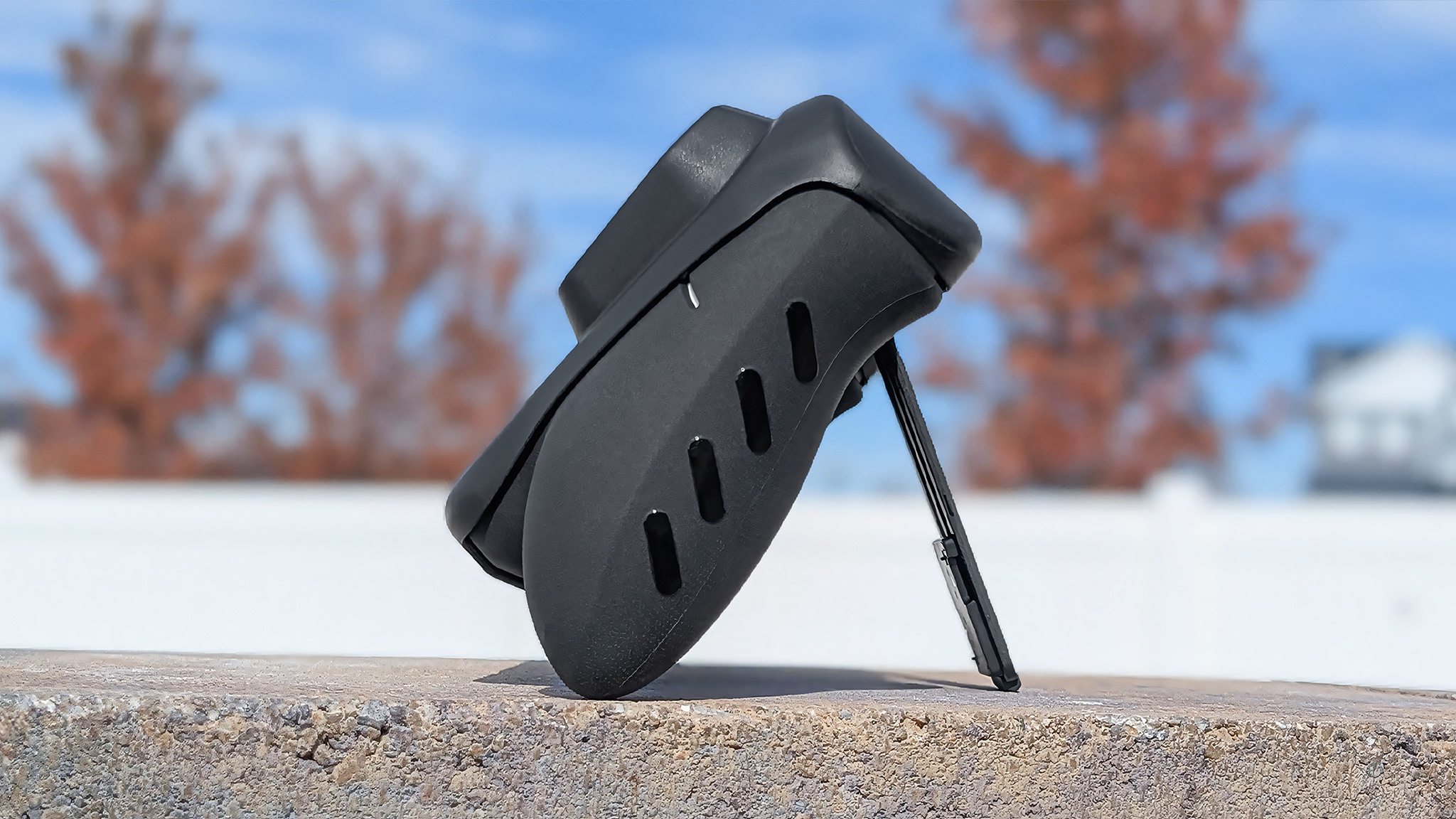 Вид сбоку dBrand Killswitch, установленного на Xbox Ally, когда он находится в откинутом положении на подставке.