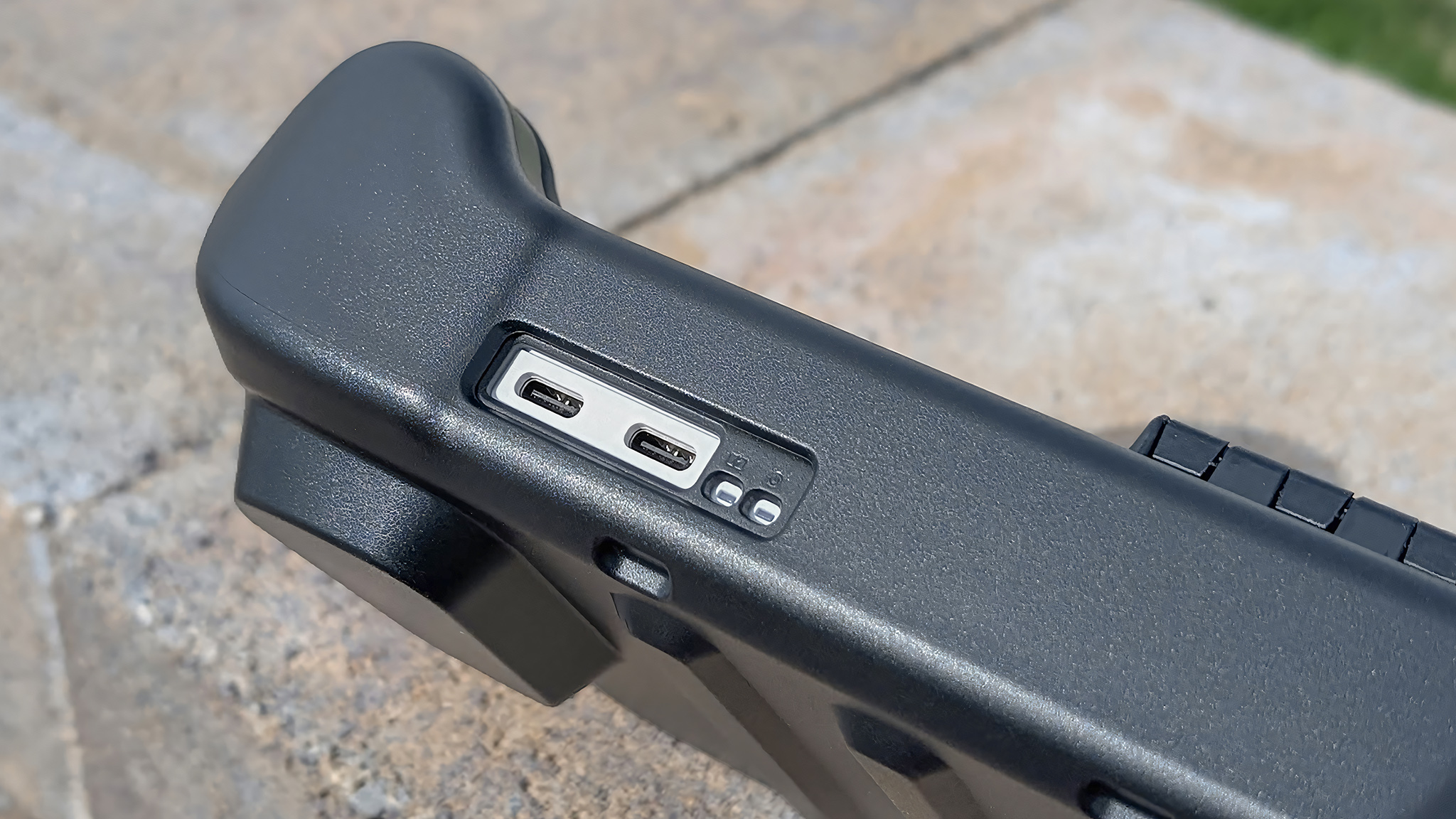 Вид сверху на отверстия портов в dBrand Killswitch при установленной пластиковой крышке экрана.