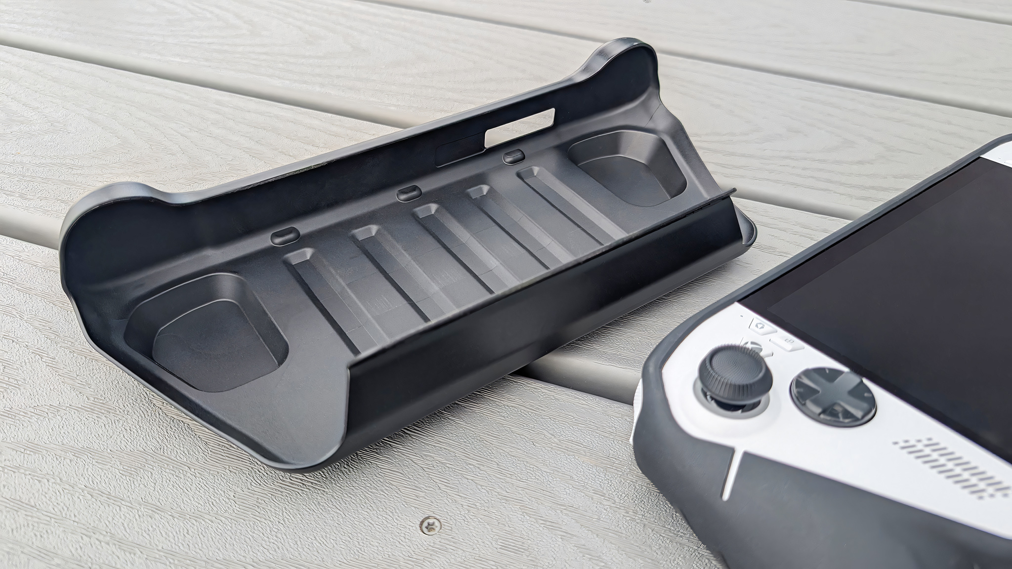 Крупный план пластиковой крышки чехла dBrand Killswitch.