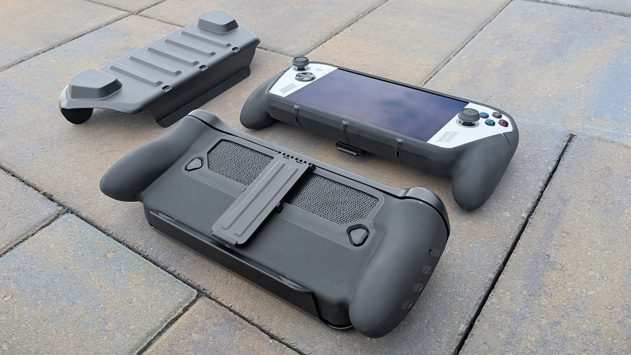 dBrand Killswitch установлен на перевернутом Xbox Ally X и перевернутом Xbox Ally.