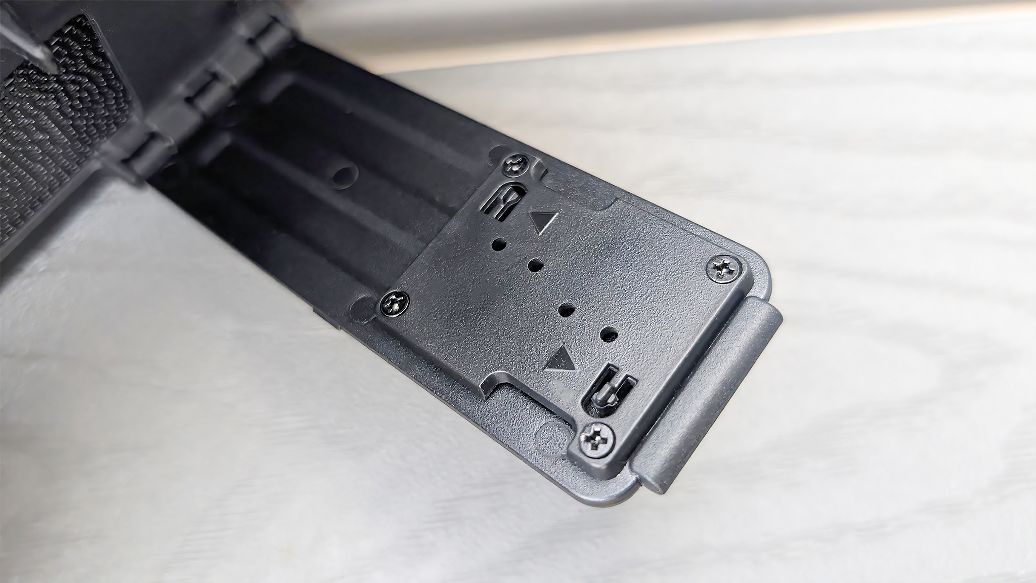 Крупный план слотов для карт microSD на подставке Killswitch.