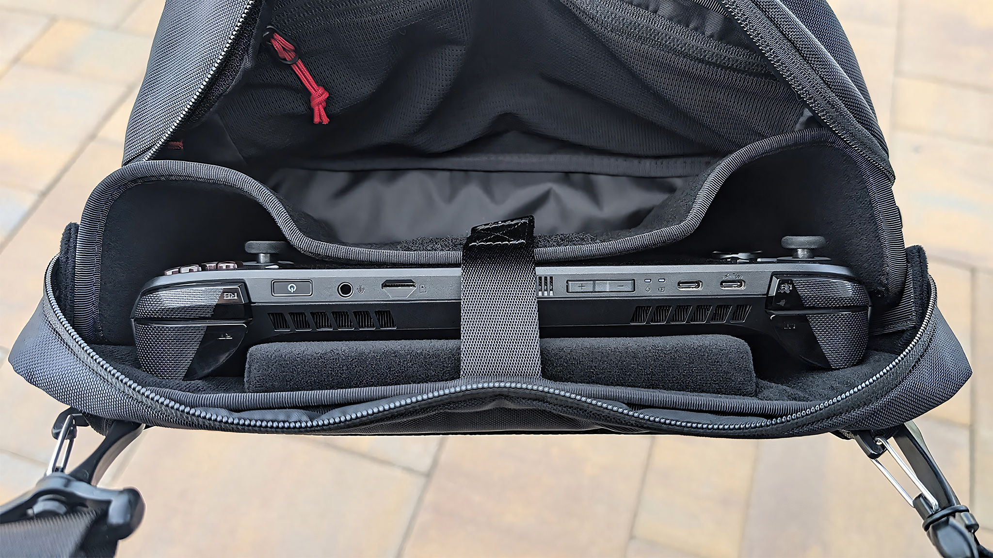 Xbox Ally X в сумке Tomtoc Arccos G-47.