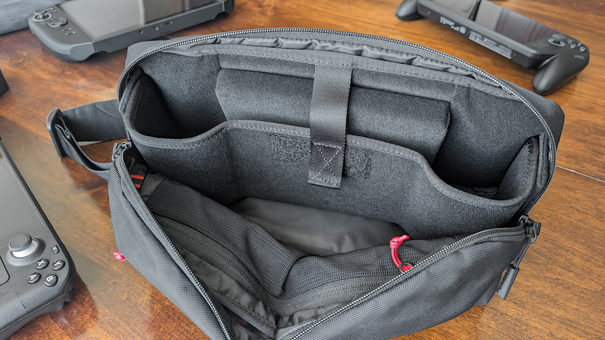 Дорожная сумка Tomtoc Arccos G-47 с открытым внутренним отделением.