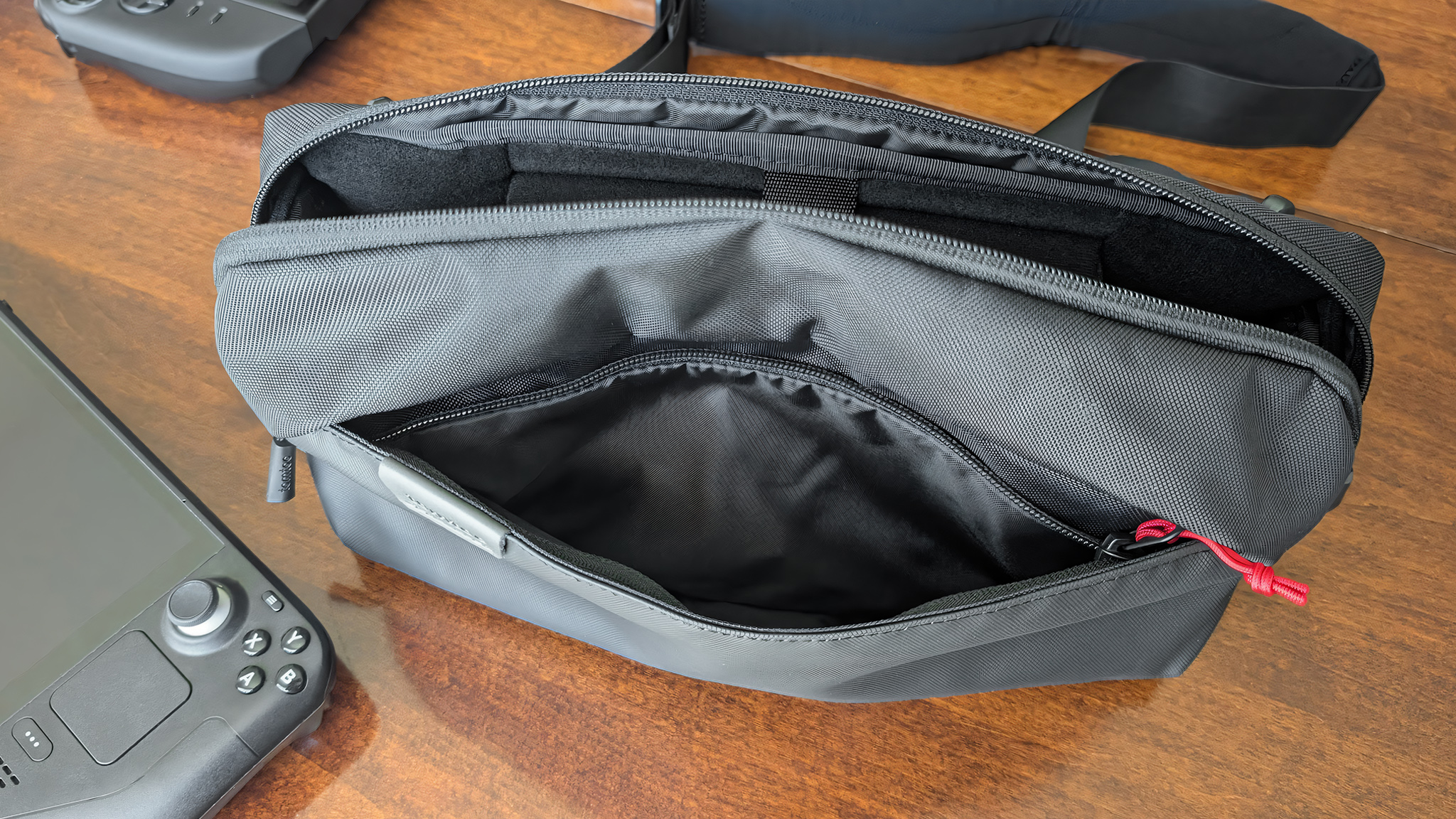 Передний карман дорожной сумки Tomtoc Arccos G-47 расстегнут и открыт