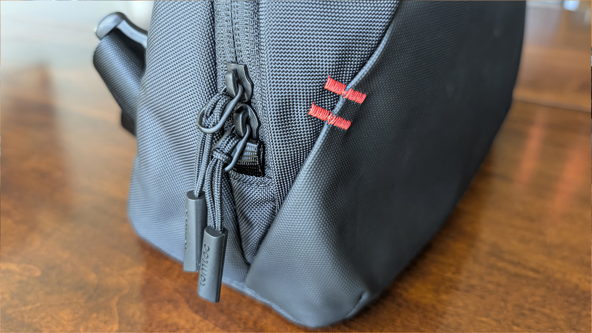 Крупный план молний на дорожной сумке Tomtoc Arccos G-47.