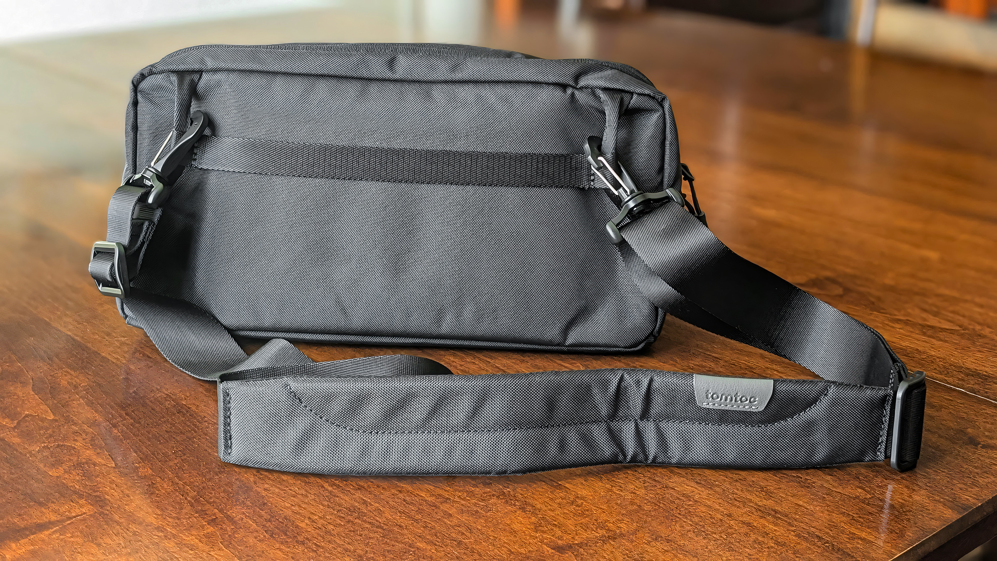 Задняя сторона дорожной сумки Tomtoc Arccos G-47.