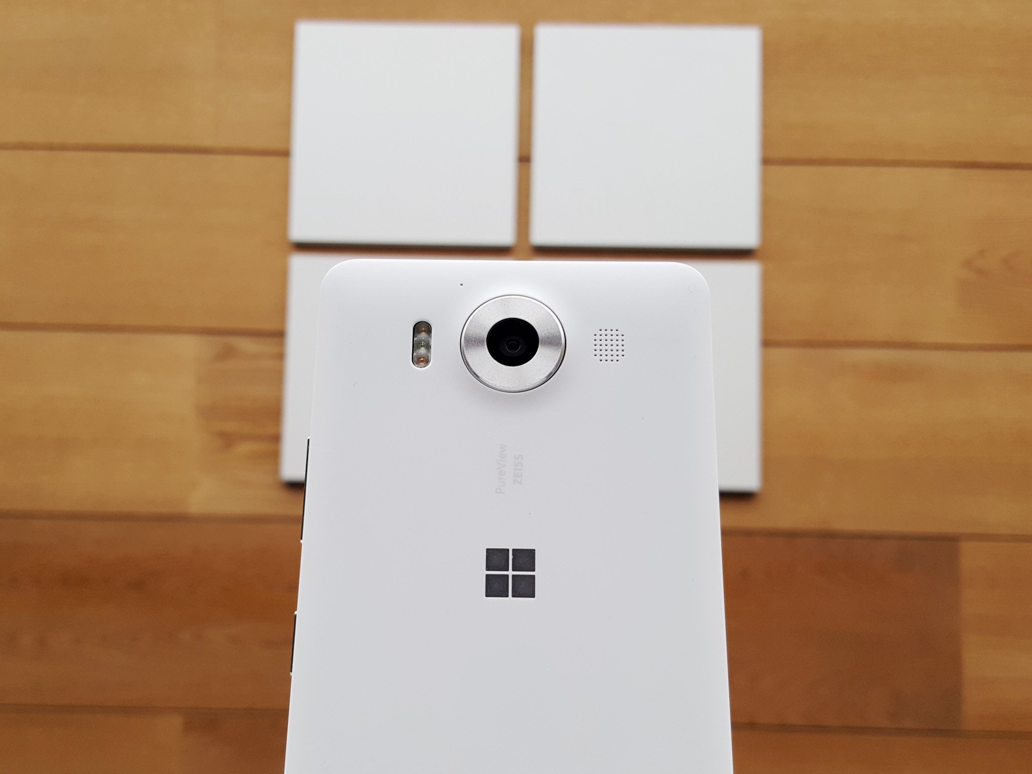 Lumia 950 возлагала на себя большие надежды, но так и не завоевала сердца масс, и даже фанатов Windows Phone.
