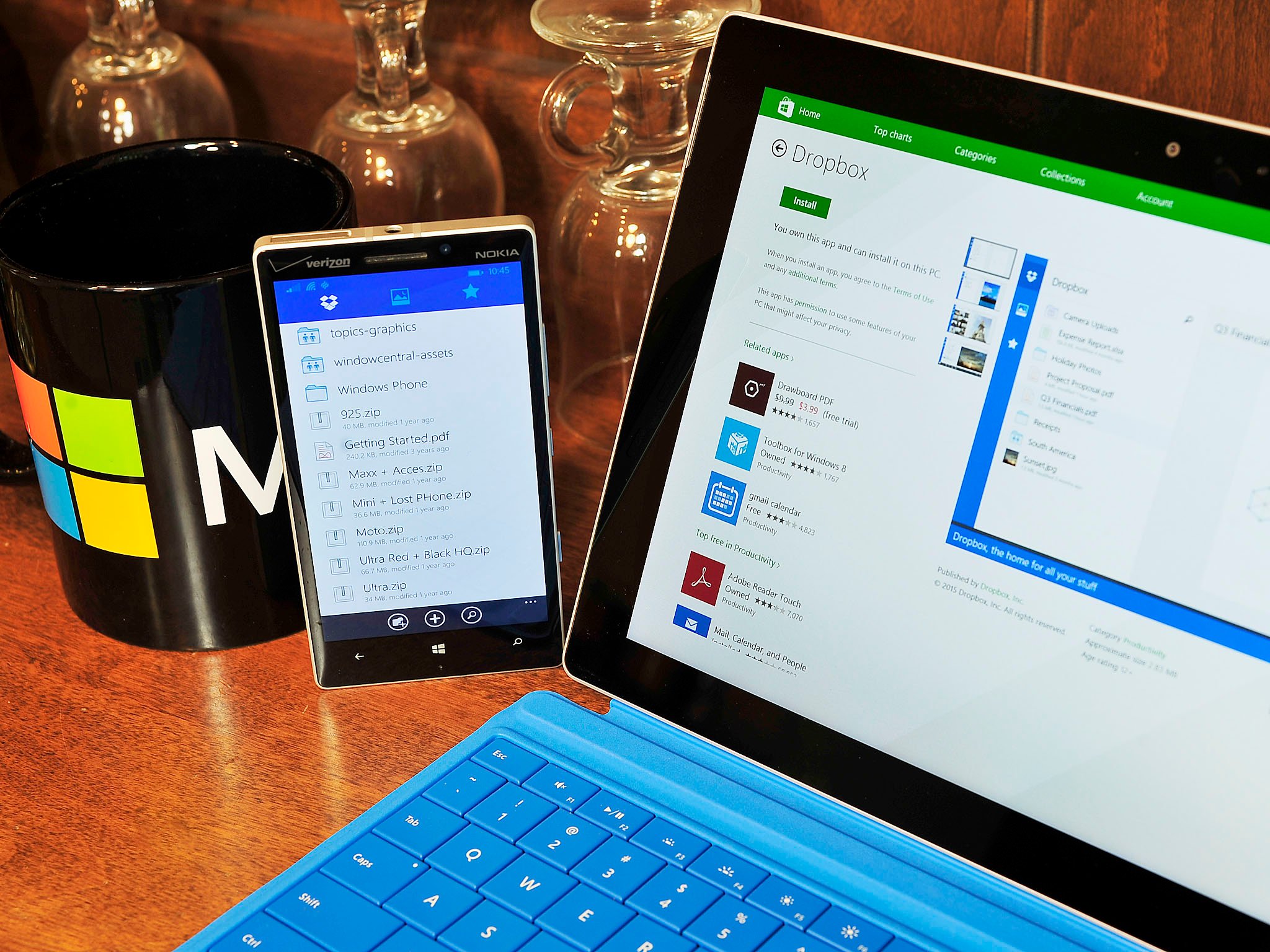 Изображение телефона Nokia Lumia с Windows рядом с ПК Surface.
