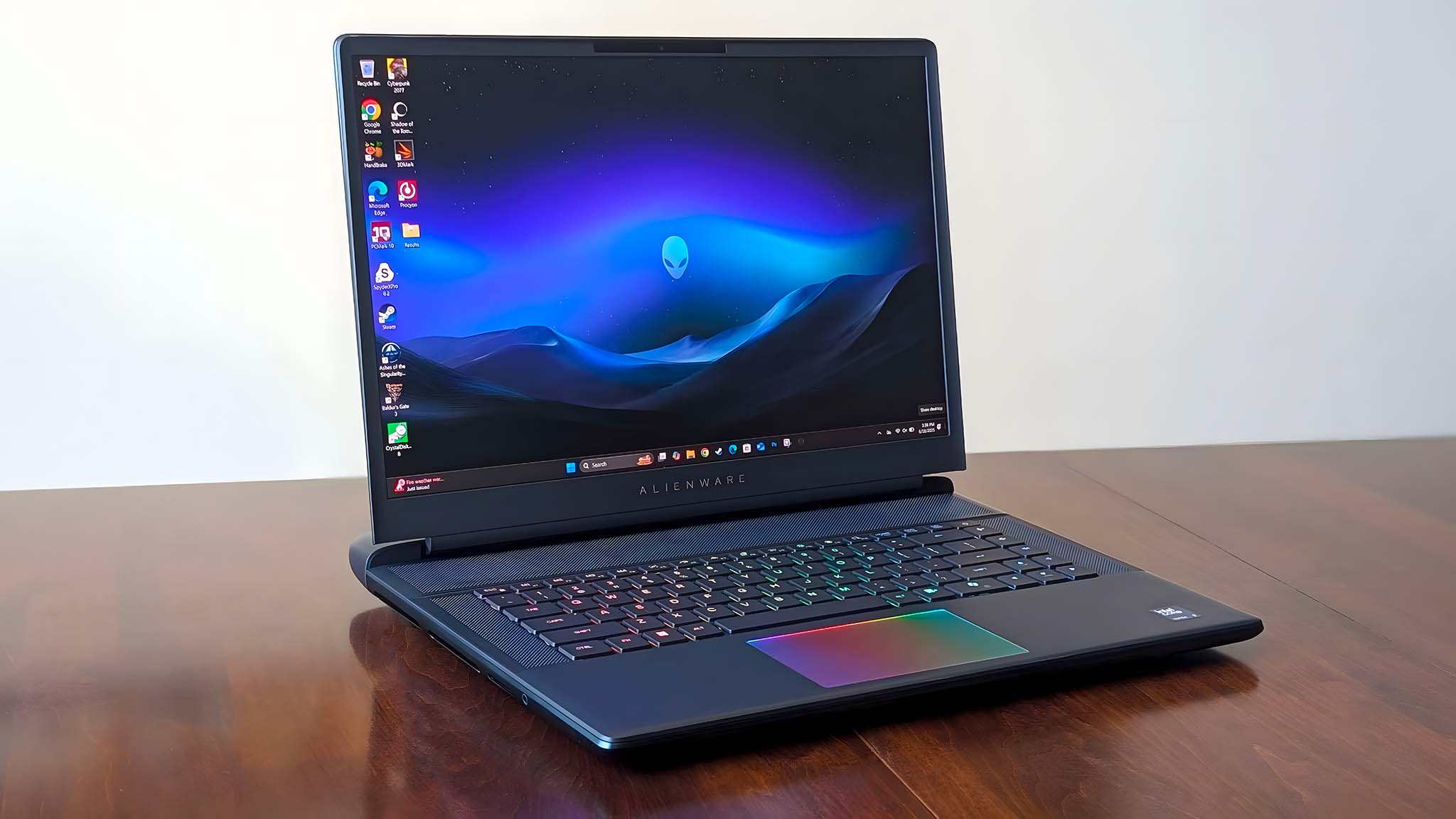 Игровой ноутбук Alienware Area-51 16 на столе.