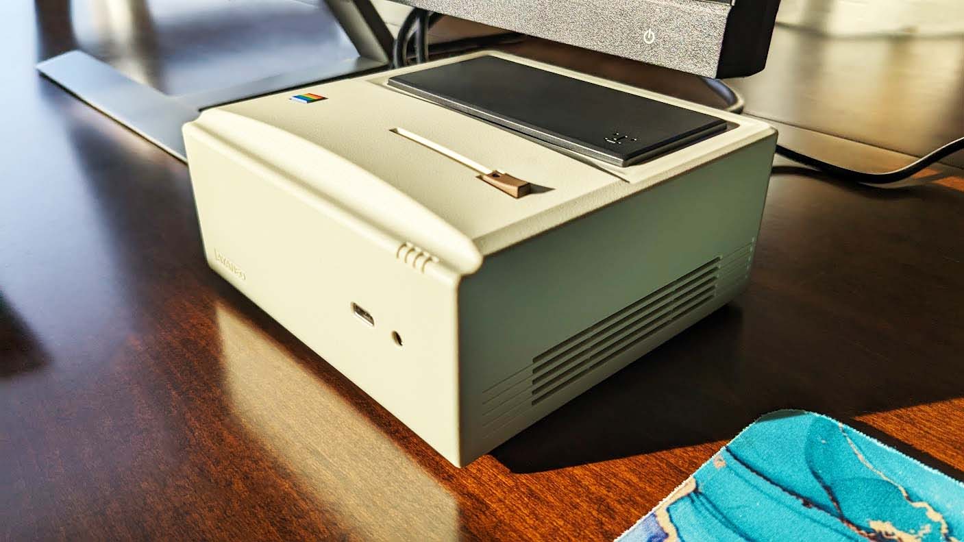 AYANEO Retro Mini PC AM01 под монитором.