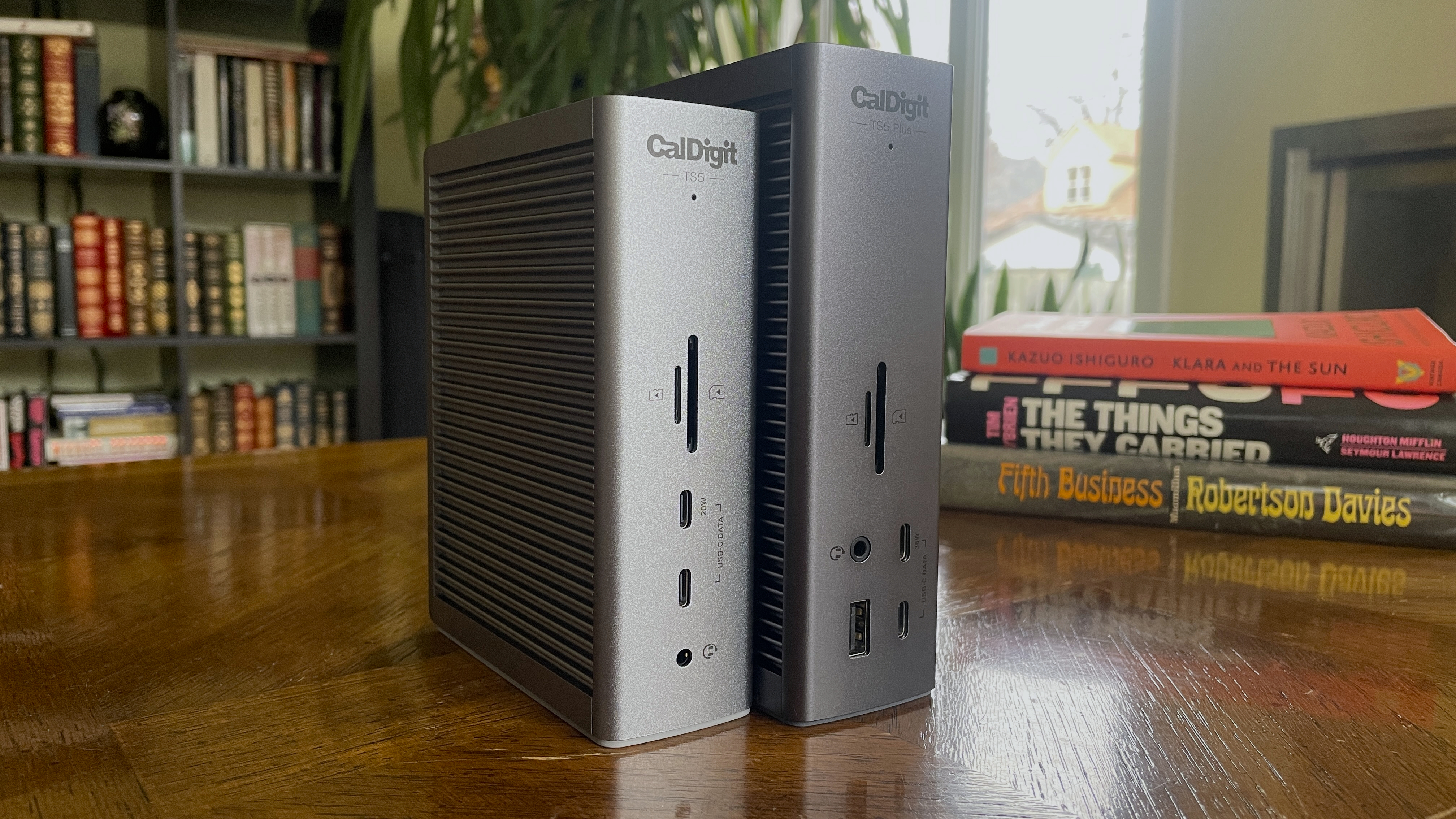 CalDigit TS5 и TS5 Plus - передняя панель