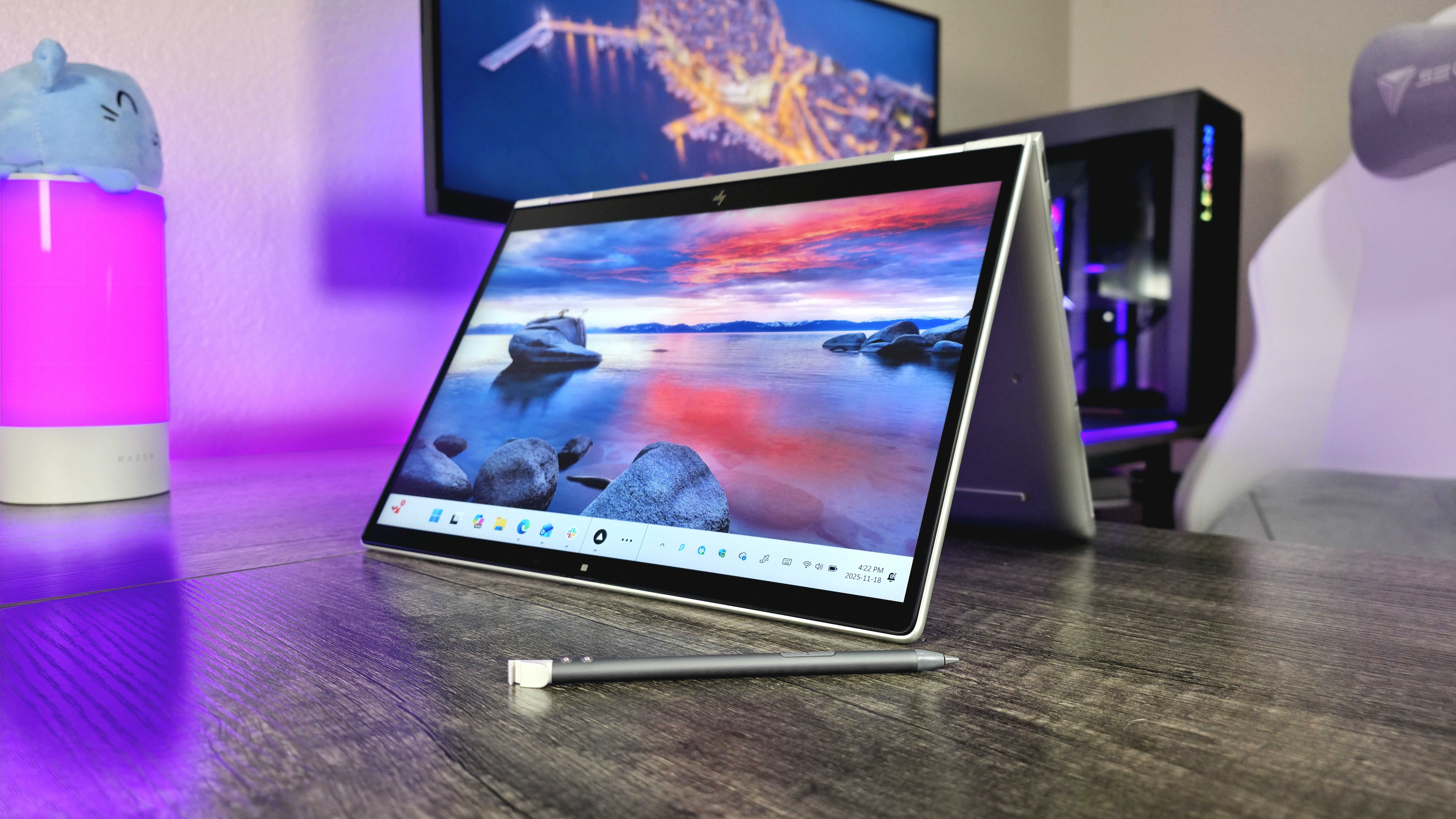 HP EliteBook 8 Flip 13 (G1i) в режиме 2-в-1.