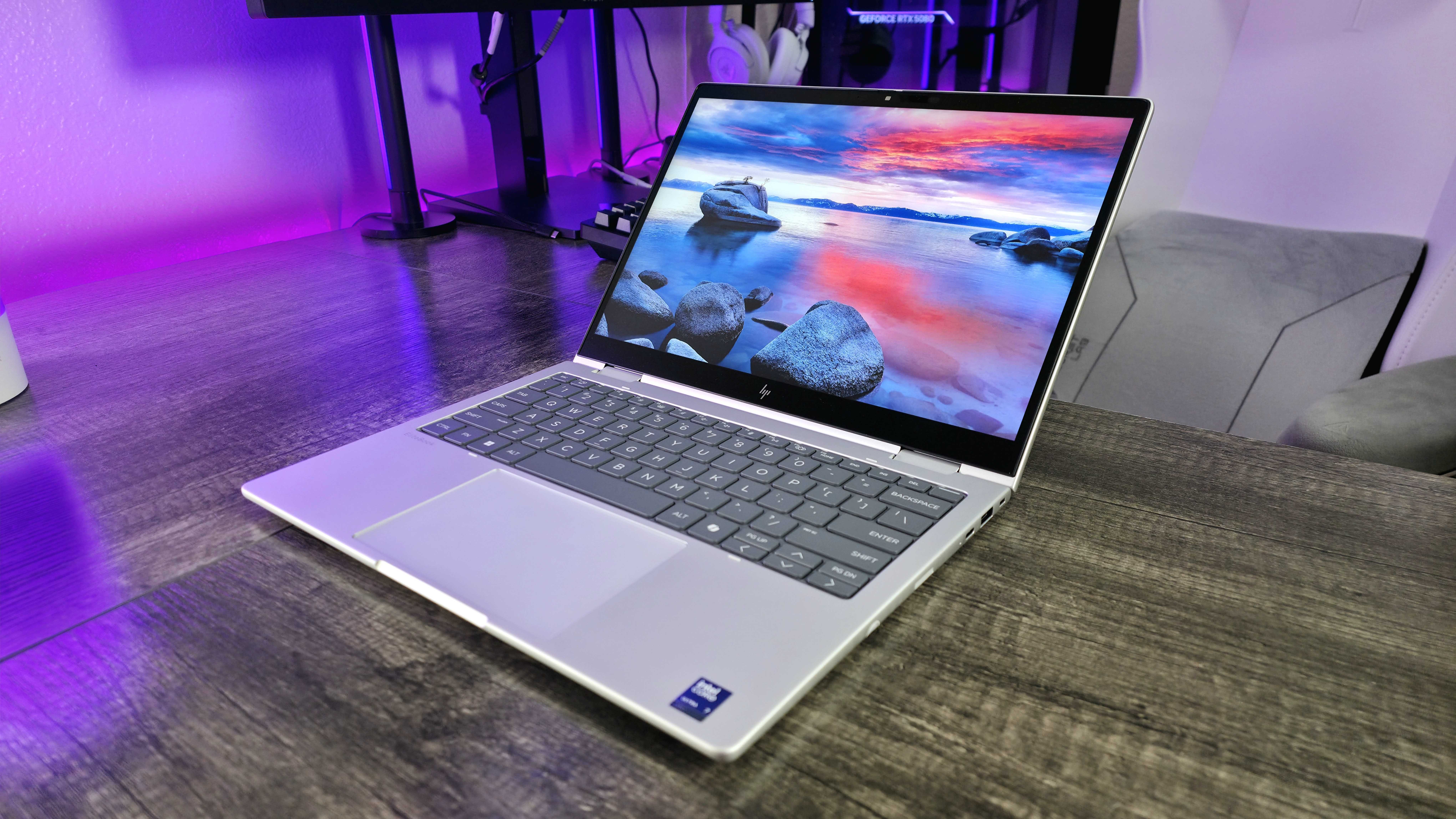 Экран HP EliteBook 8 Flip 13 (G1i) в формате 16:10.